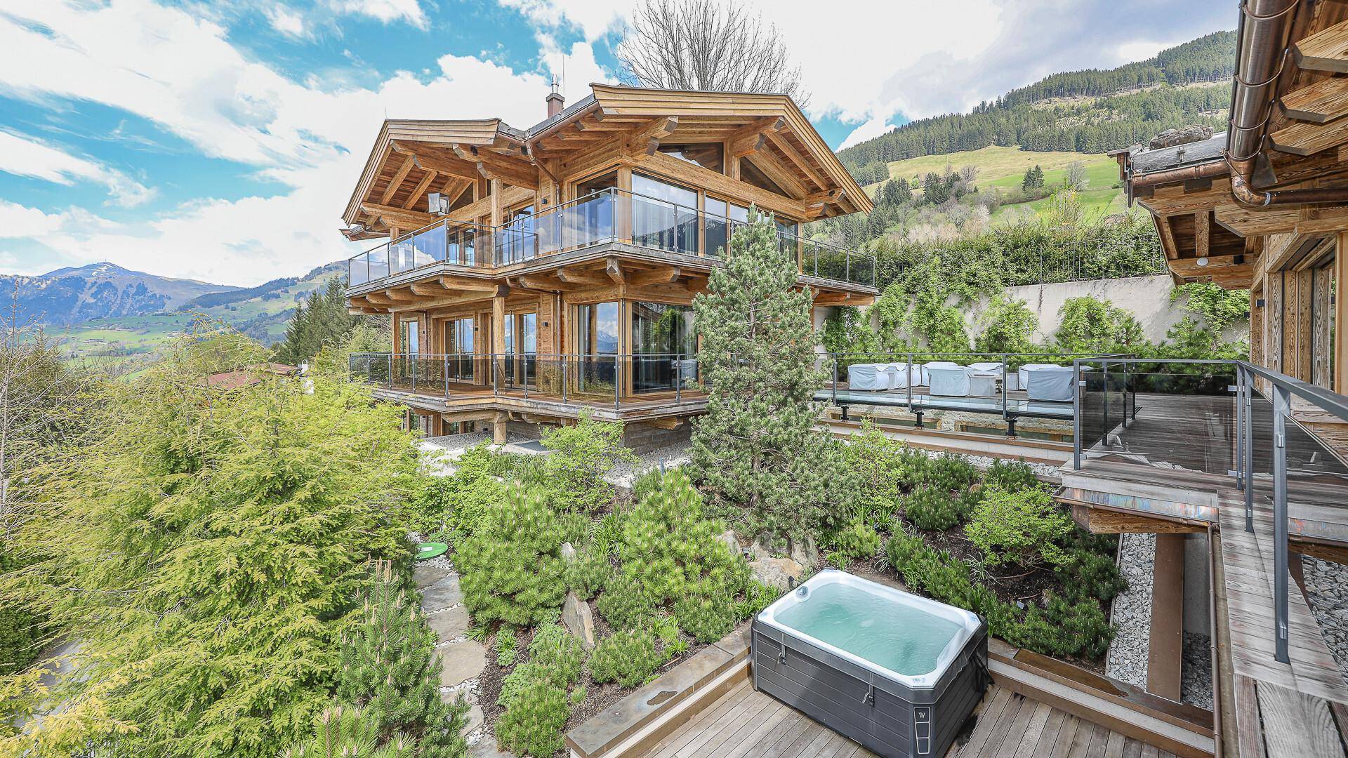KITZIMMO-Luxusvilla in prominenter Toplage kaufen - Immobilien Aurach bei Kitzbühel.