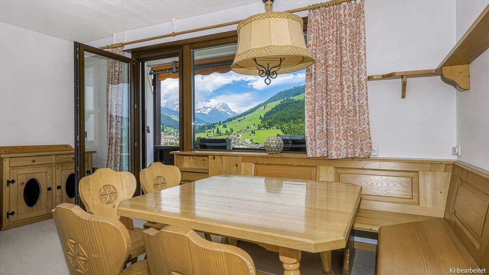 Rustikaler Essbereich mit Holztisch und Bänken, bietet einen schönen Blick auf die Berge.