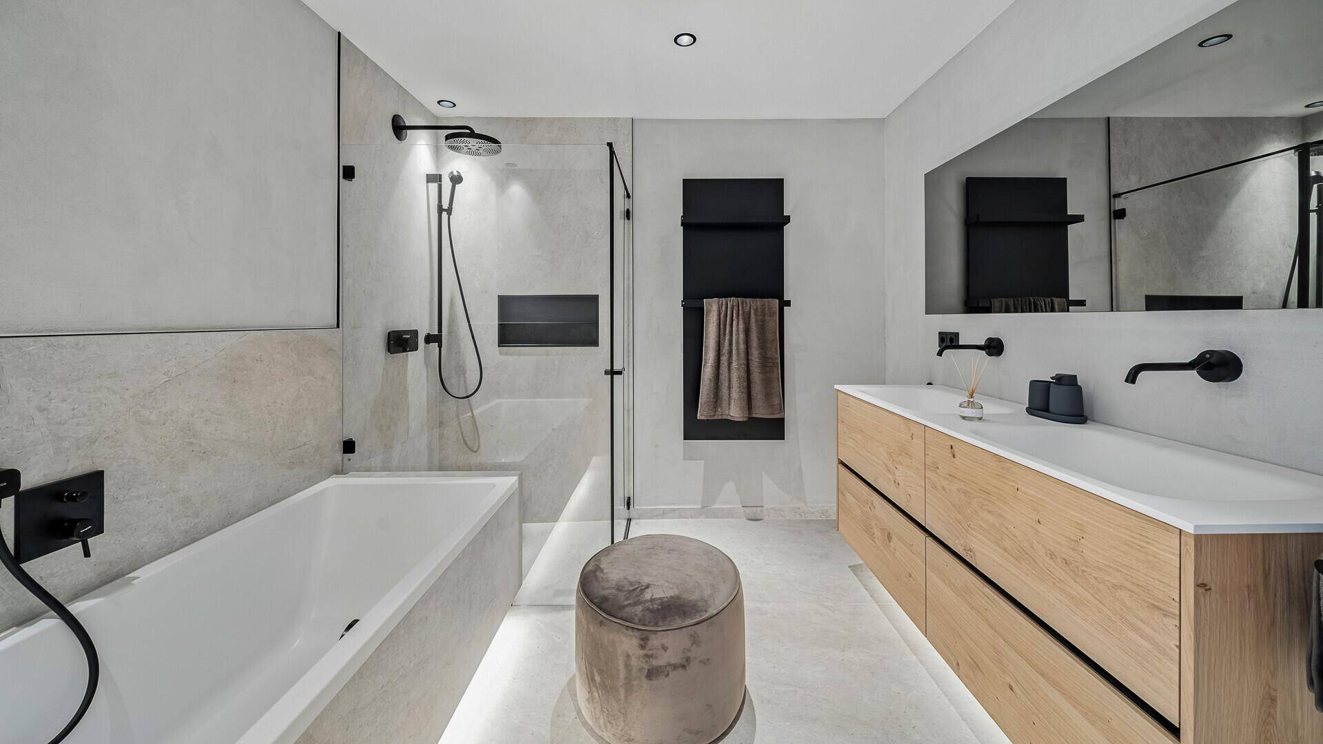 Modernes Badezimmer mit Badewanne, begehbarer Dusche und Doppelwaschbecken.