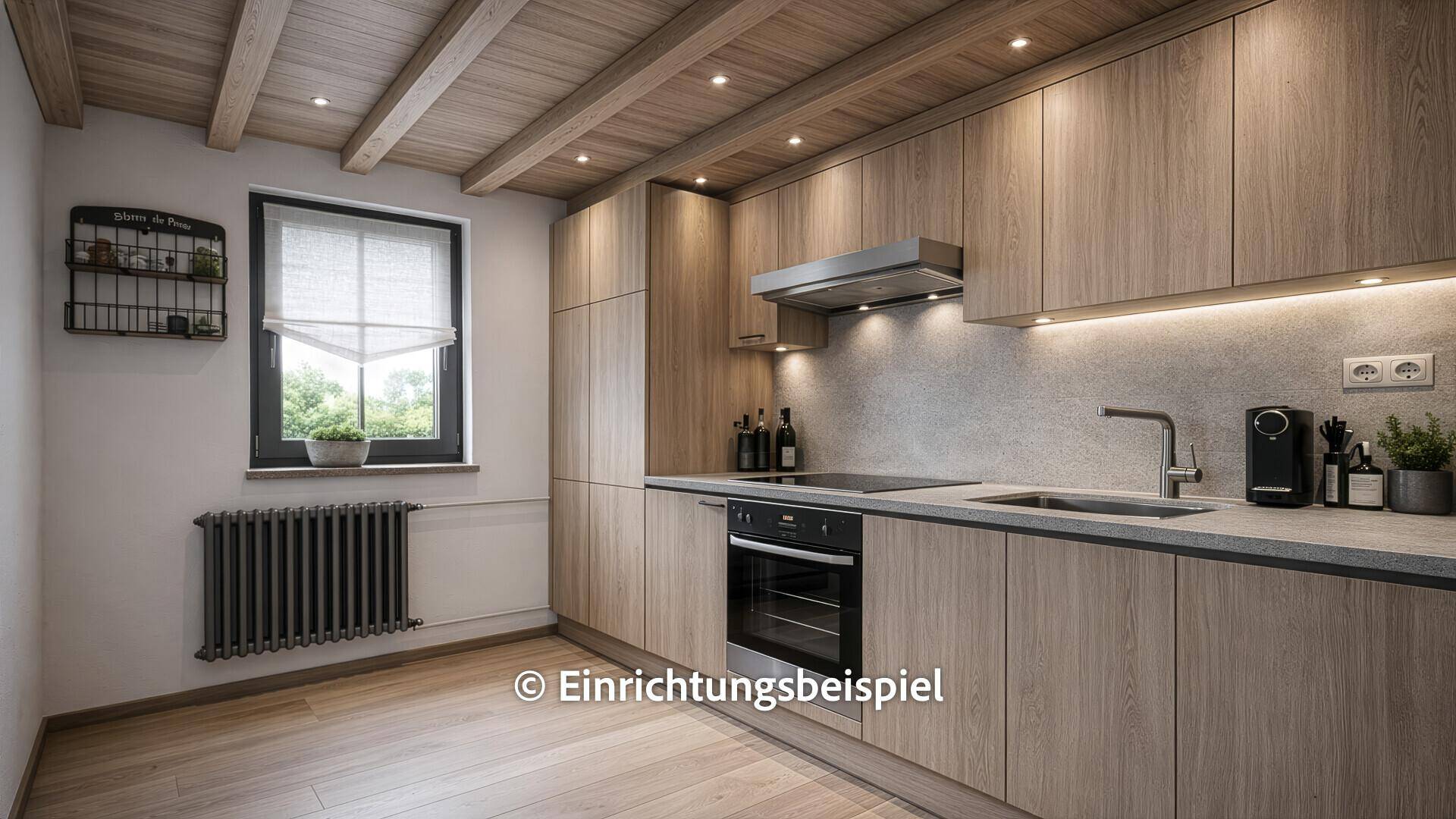 Moderne Einbauküche mit Holzfronten, Induktionskochfeld und Fenster.