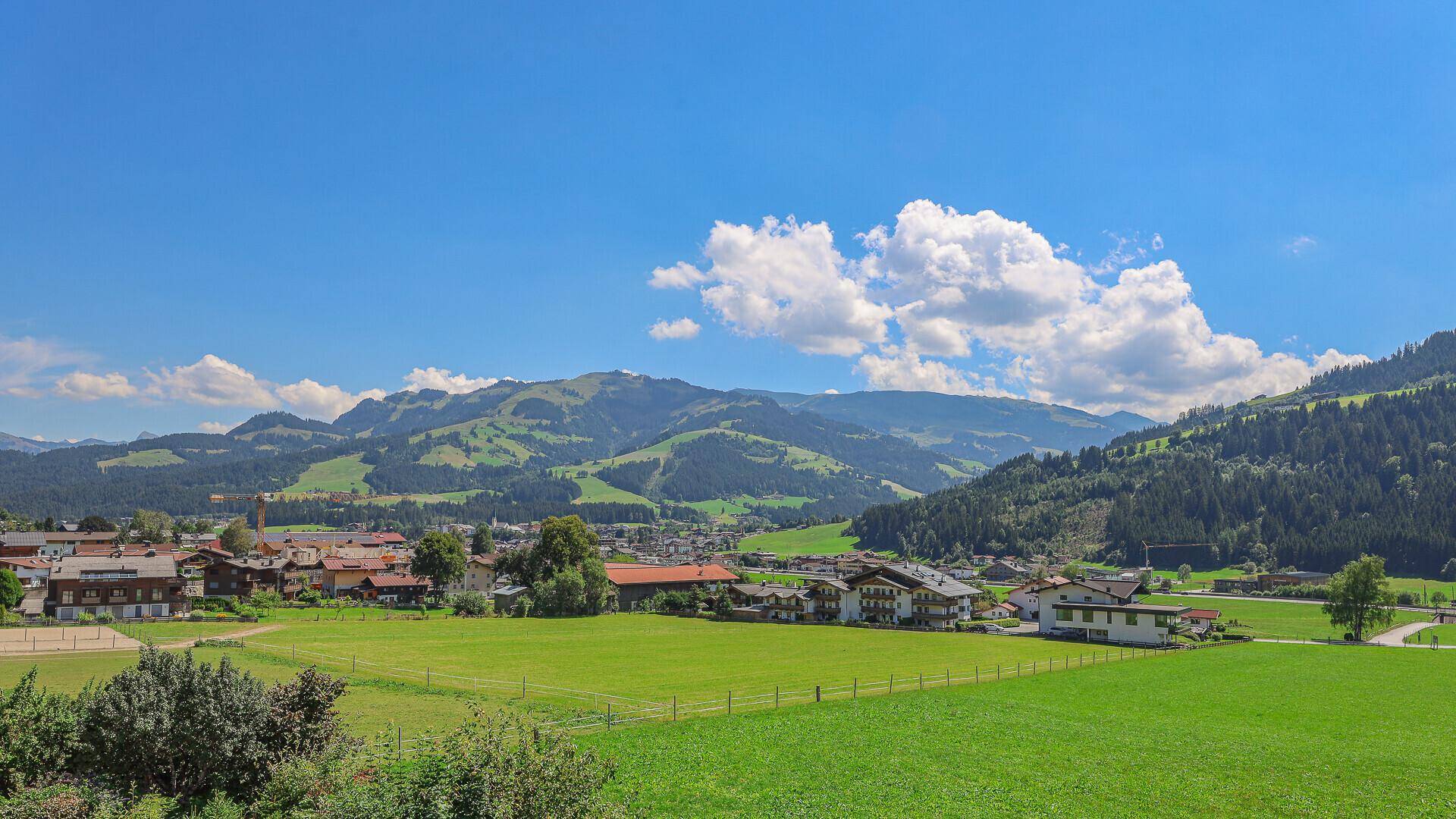 Panoramablick auf das malerische Dorf und die beeindruckende Berglandschaft in der Umgebung.