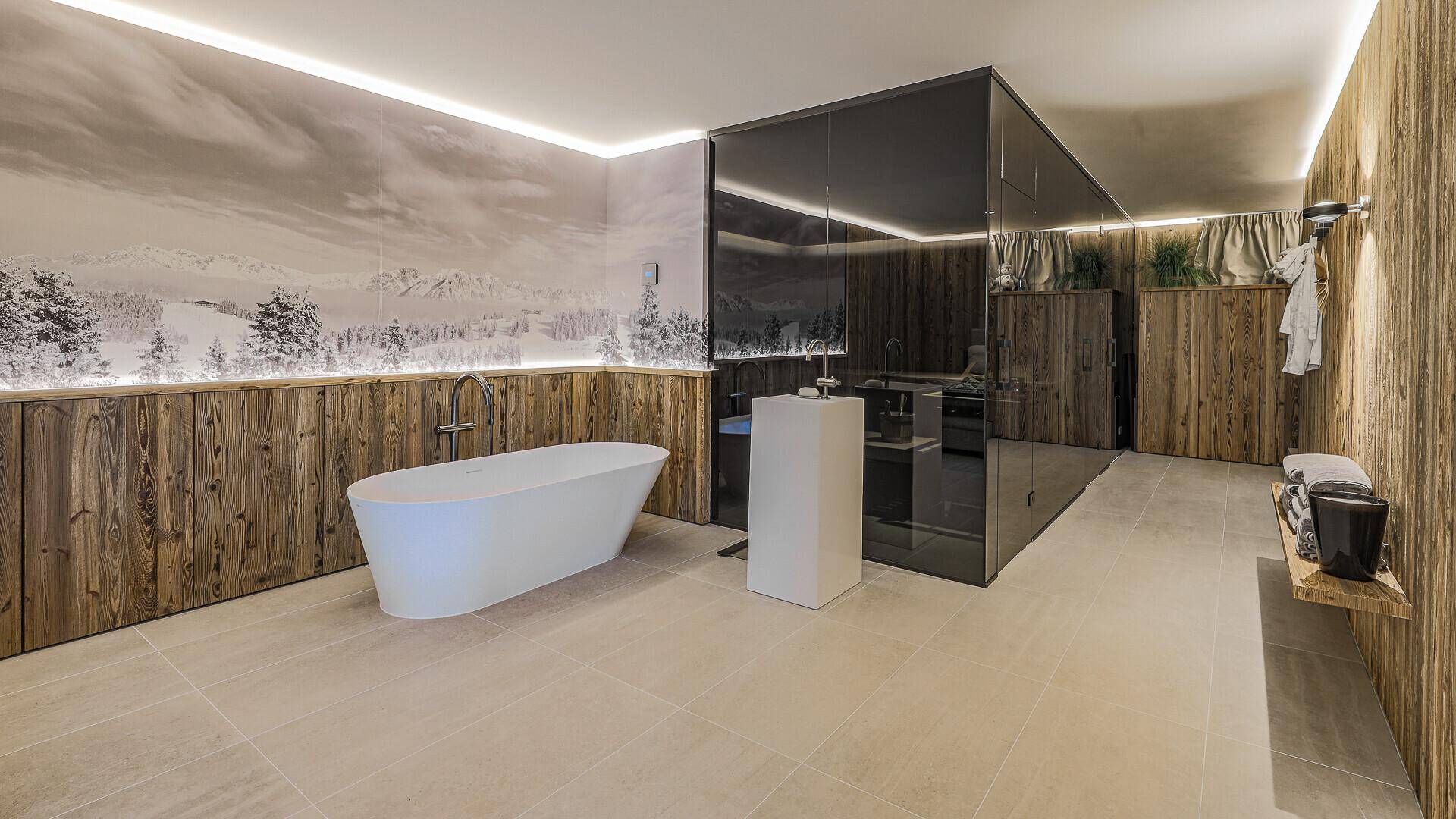 Luxuriöses Badezimmer mit freistehender Badewanne, Holzwänden und integrierter Glasdusche.