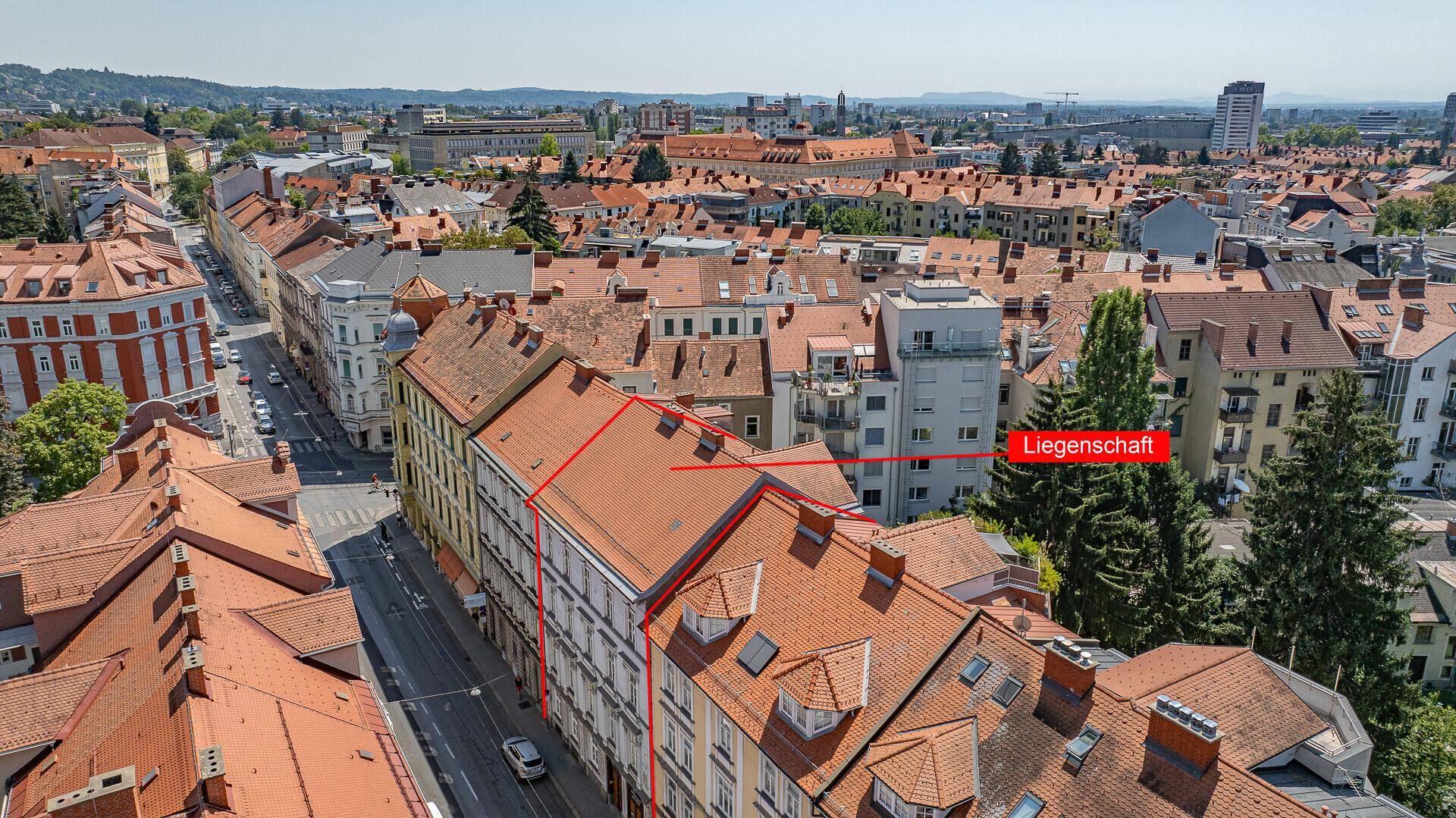 Vogelperspektive der Liegenschaft in einem städtischen Viertel mit angrenzenden Gebäuden und Straßen.
