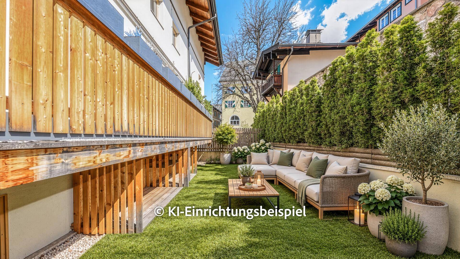 Gepflegter Gartenbereich mit Rasenfläche, Loungemöbeln und hoher Hecke für Privatsphäre.