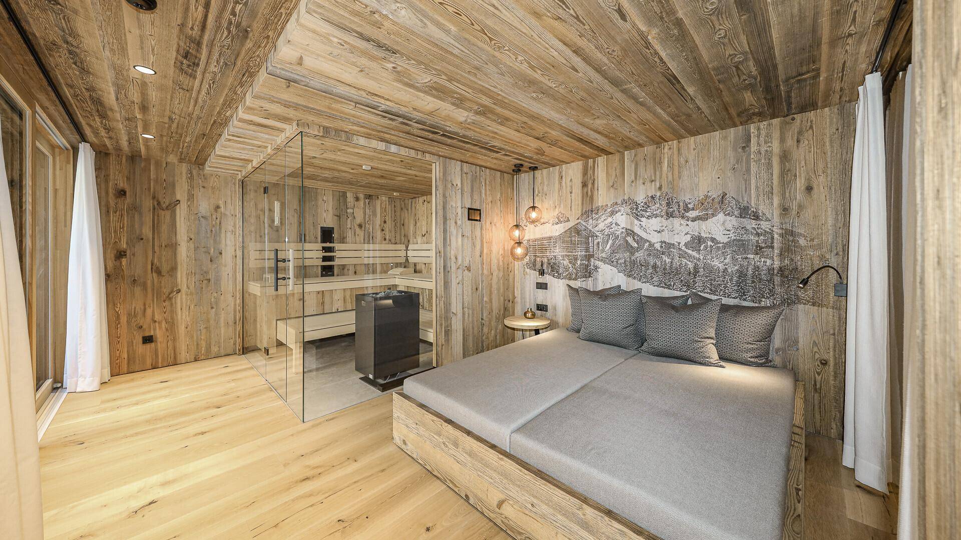 Geräumiges Schlafzimmer mit Holzwänden, Doppelbett und privater Sauna.