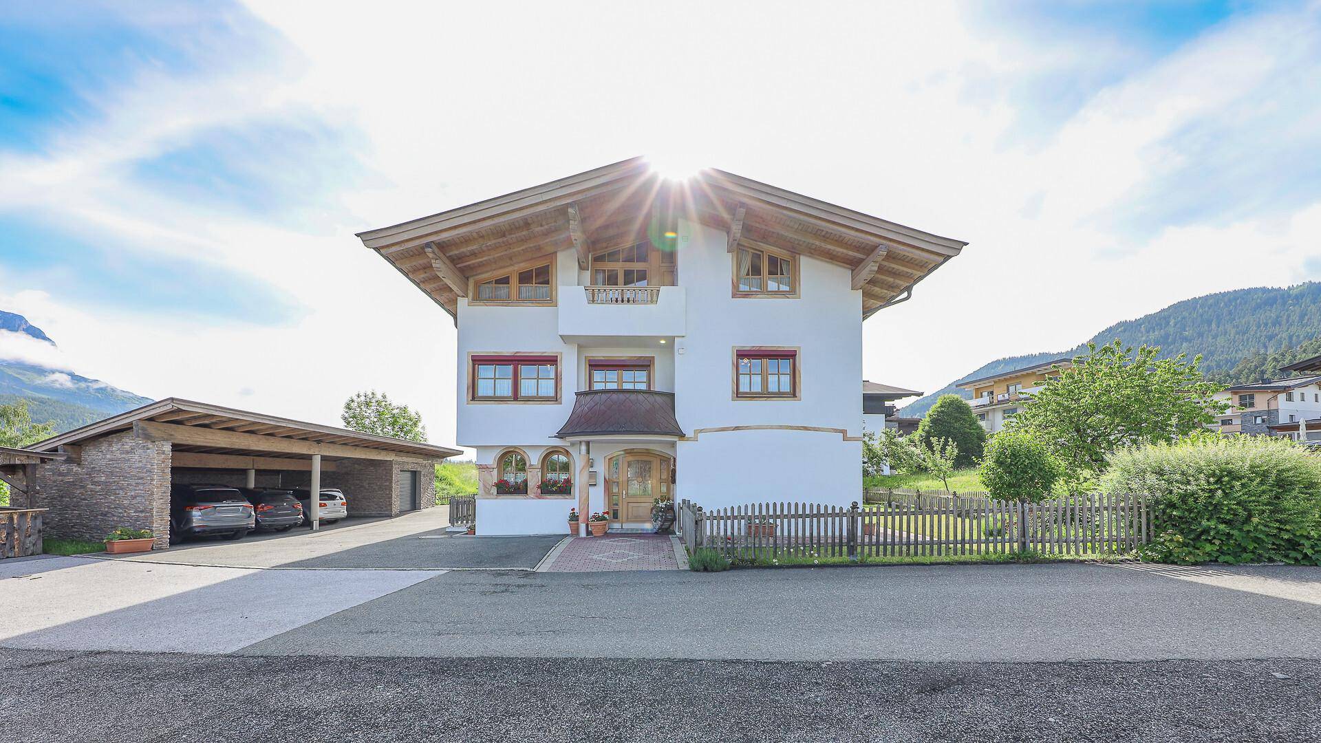 Traditionelles Haus in den Alpen mit Bergblick und umliegender Natur.