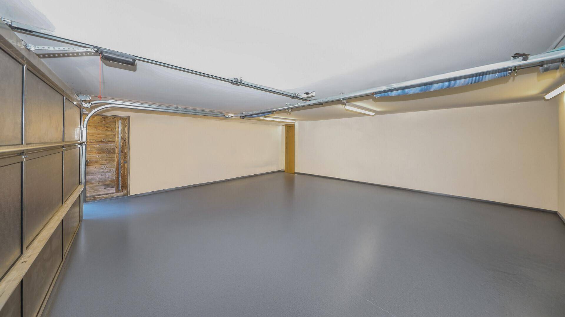 Geräumige Garage mit viel Platz für Fahrzeuge und Lagerung.