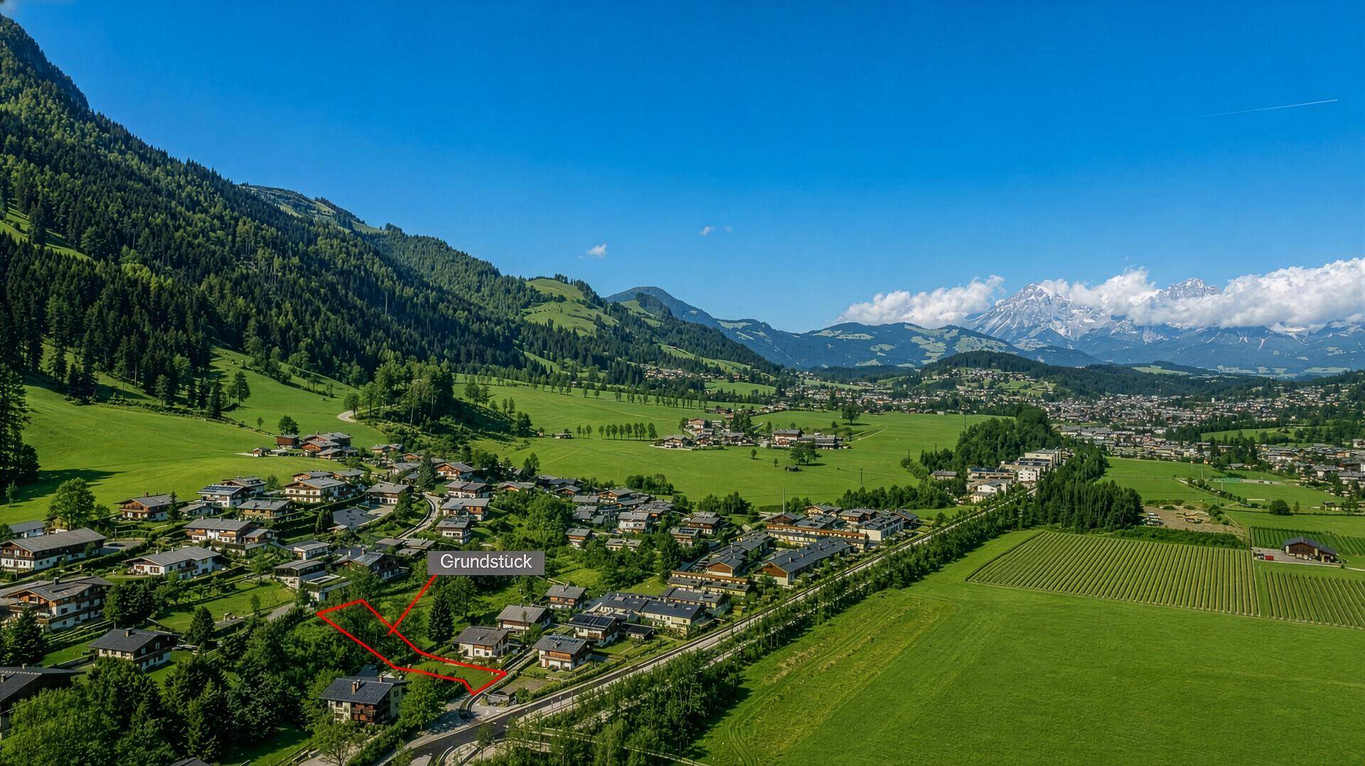 Weitläufige Luftaufnahme eines Grundstücks in einer ländlichen Gegend mit Bergblick und Feldern.