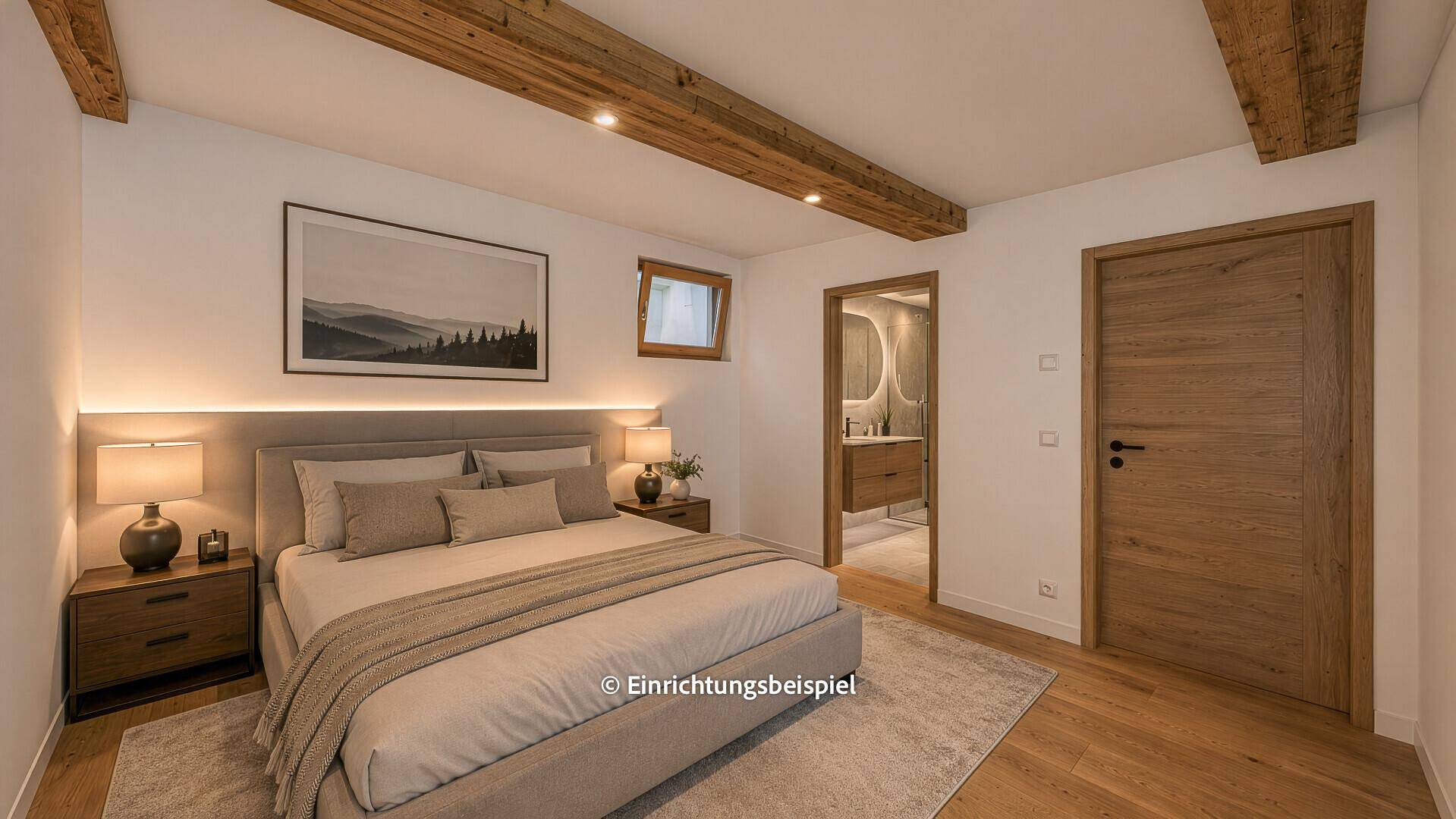 Komfortables Schlafzimmer mit Holzbalkendecke, großem Bett und Blick auf das angrenzende Badezimmer.