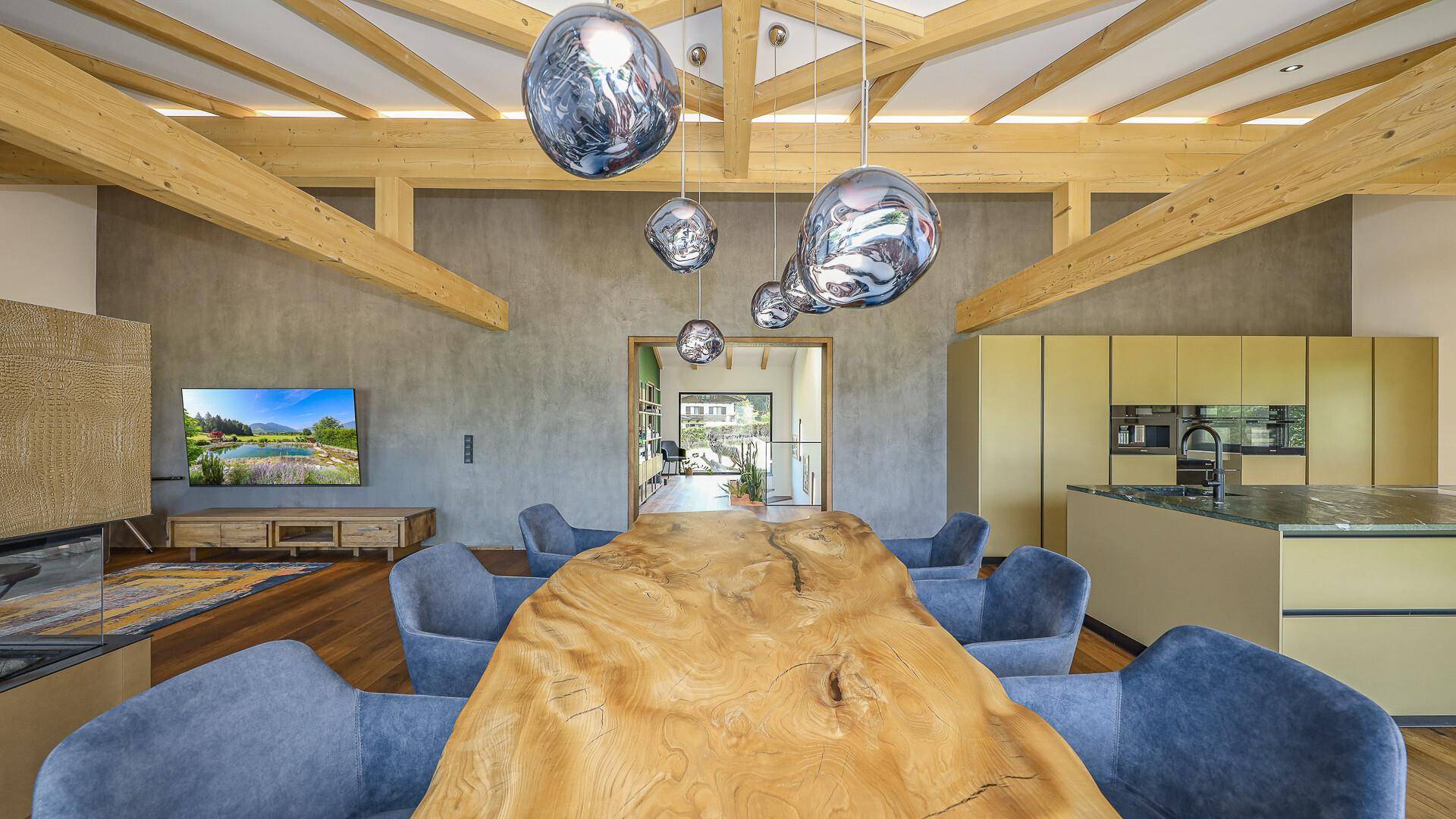 KITZIMMO-Exklusive Villa mit Schwimmteich in Toplage kaufen - Immobilien Saalfelden Salzburg.