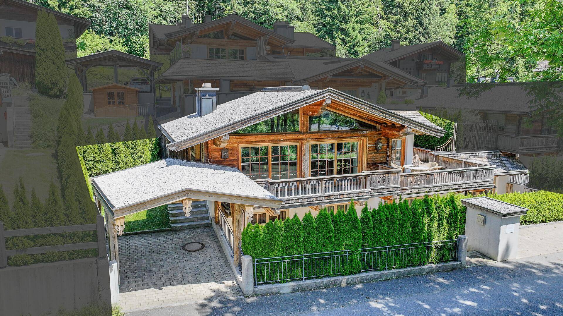 Traditionelles Holzchalet mit großem Balkon und integriertem Carport in alpiner Umgebung.