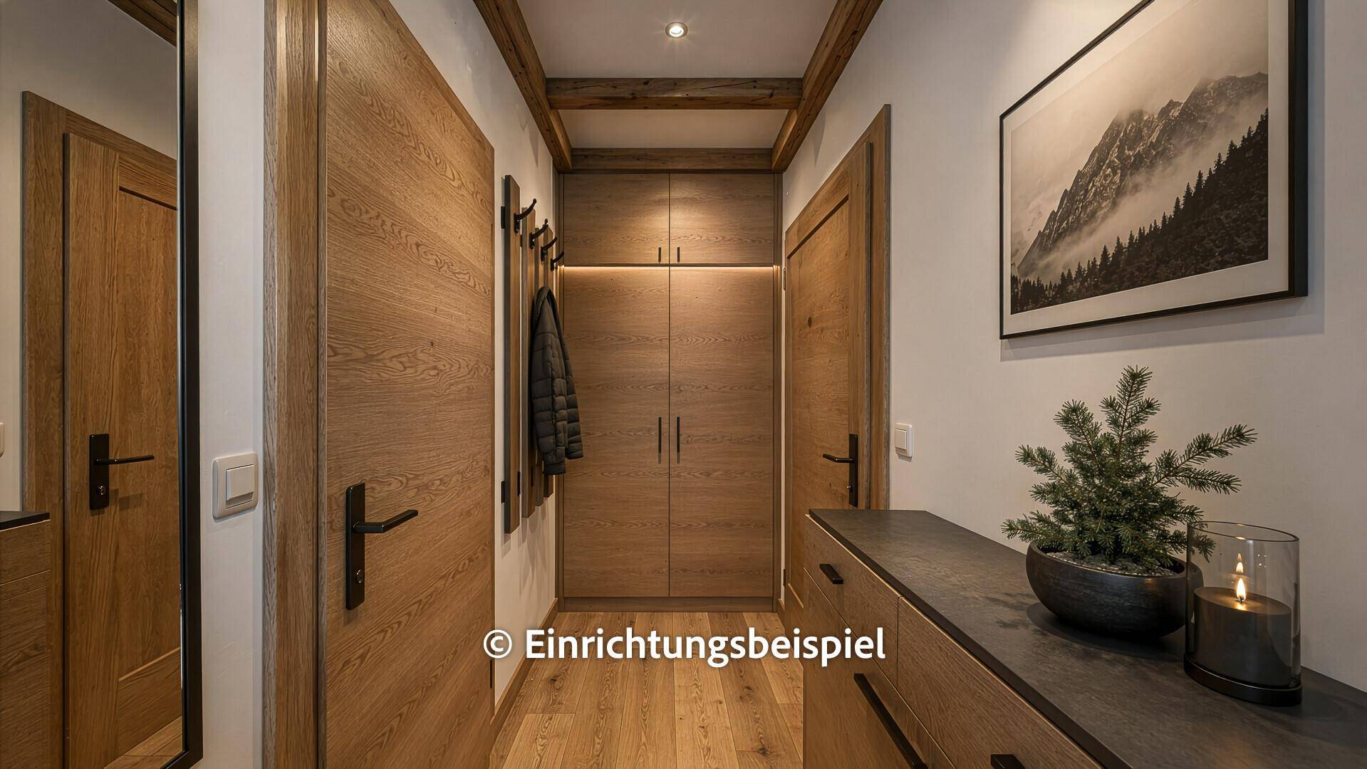 Moderner Flur im alpinen Stil mit Holzboden, Holzbalken und eleganten Einbauschränken.