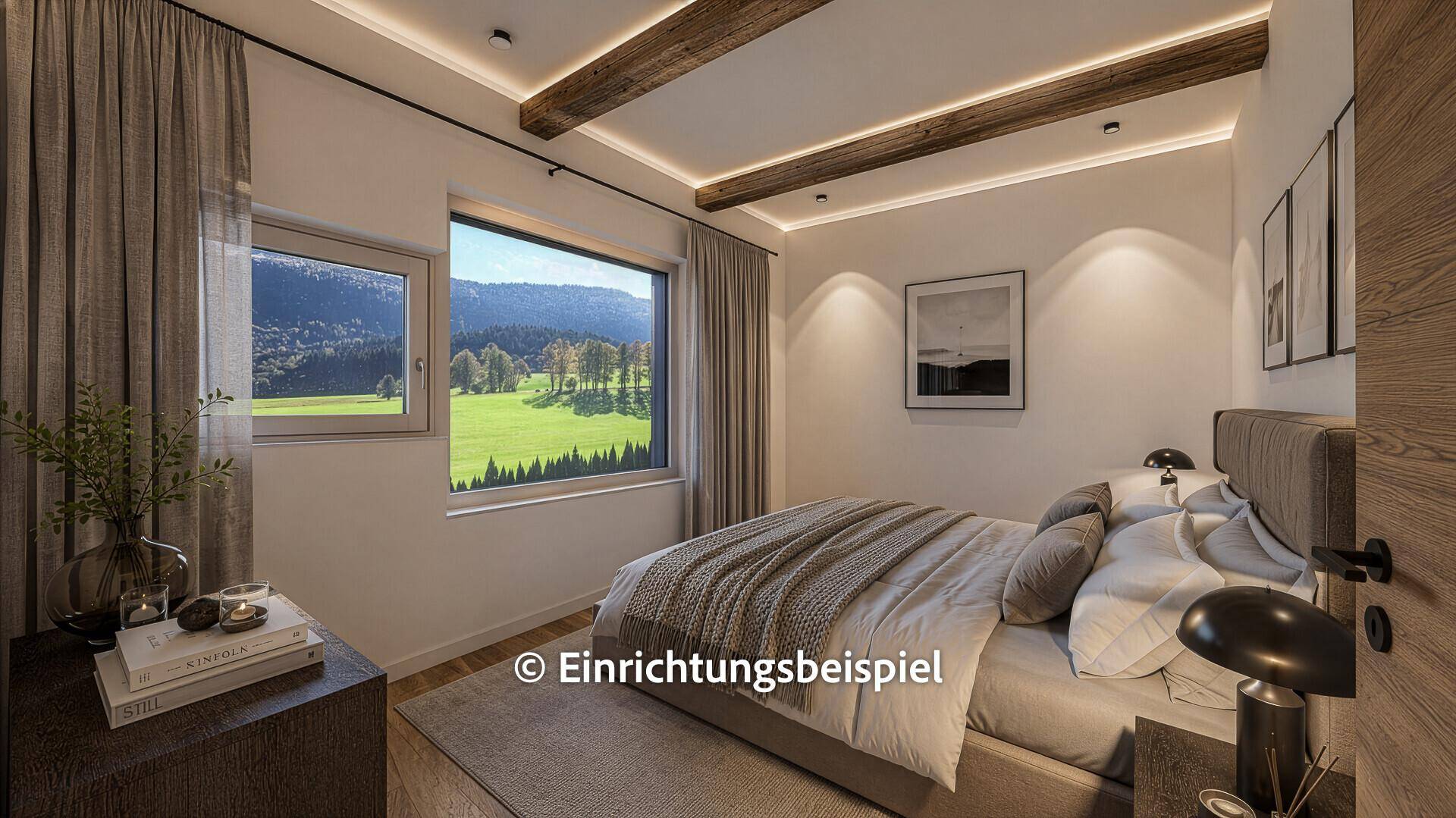 Gemütliches Schlafzimmer mit Holzbalken, großem Bett und Fenstern mit Bergblick.