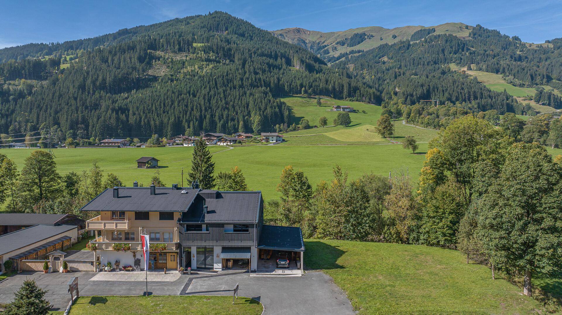 KITZIMMO-Baugrundstück mit Baugenehmigung in Aurach bei Kitzbühel.