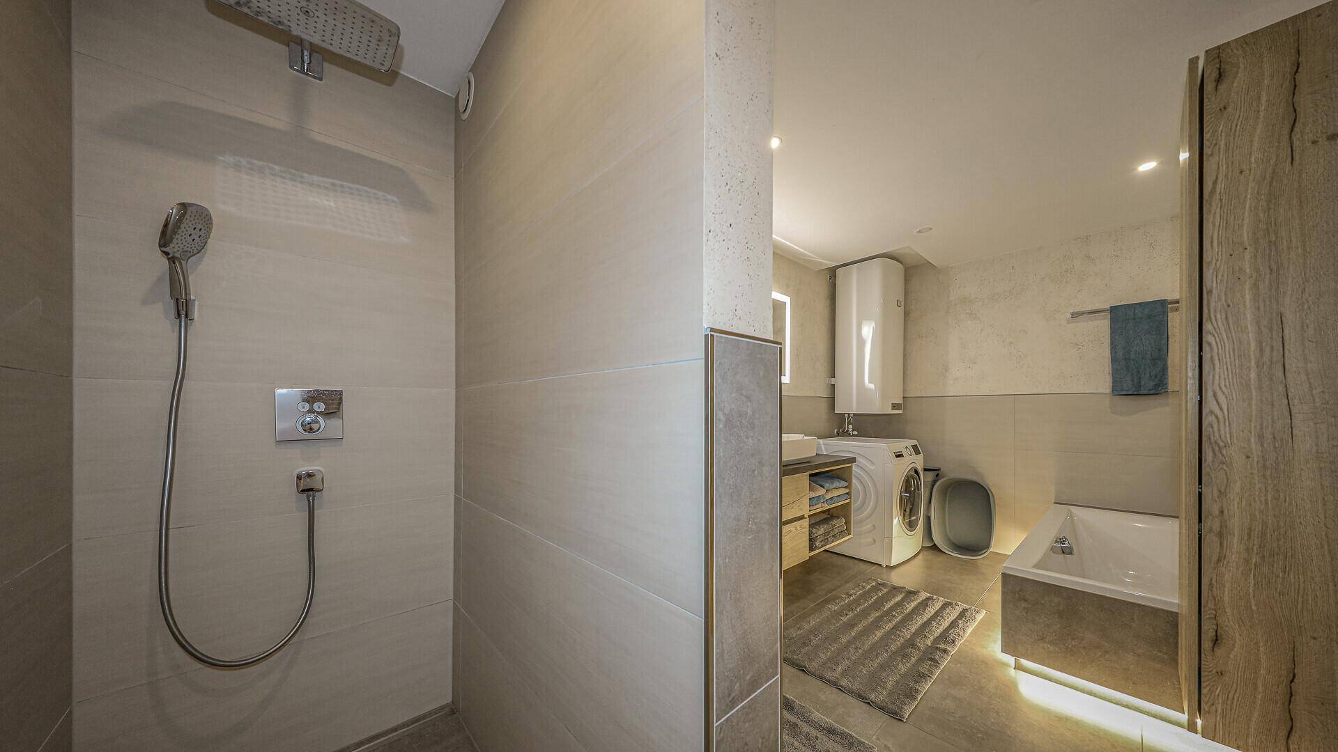 Geräumige Dusche mit modernen Armaturen und Blick auf das Badezimmer.
