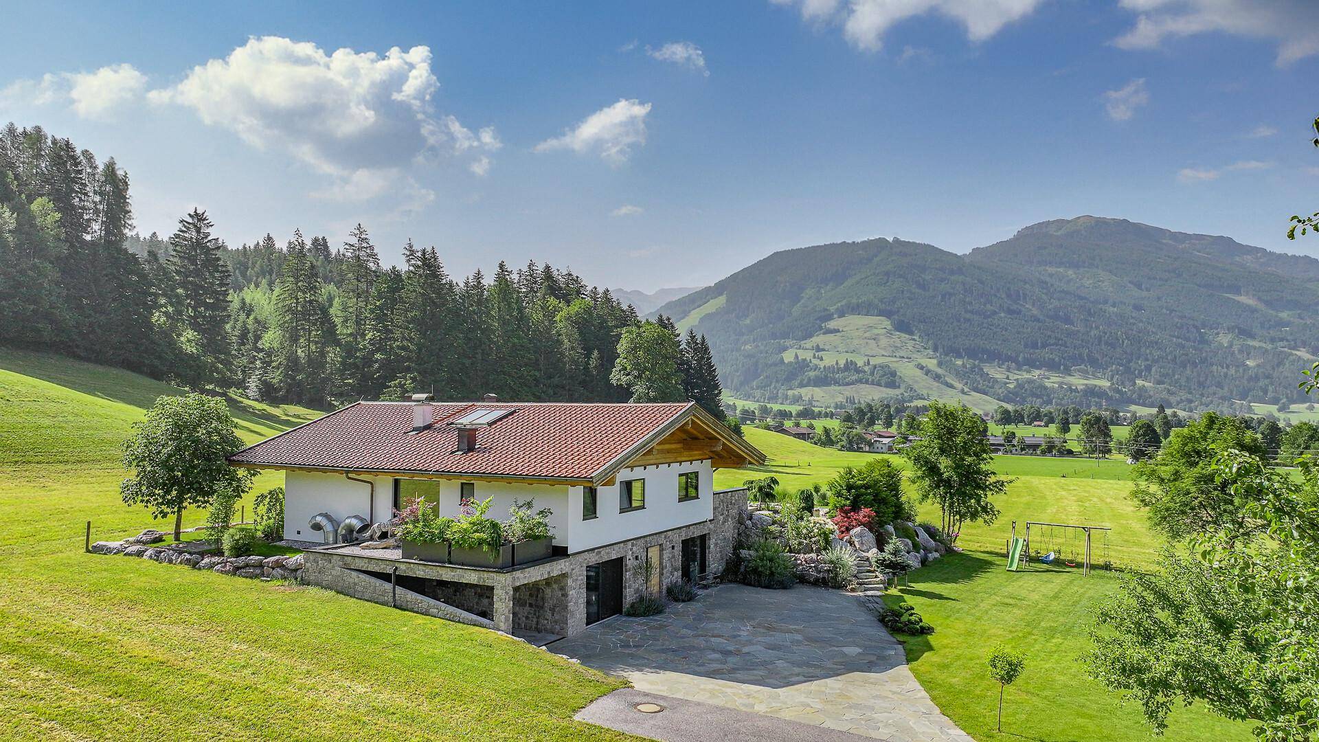 KITZIMMO-Exklusive Villa mit Schwimmteich in Toplage kaufen - Immobilien Saalfelden Salzburg.