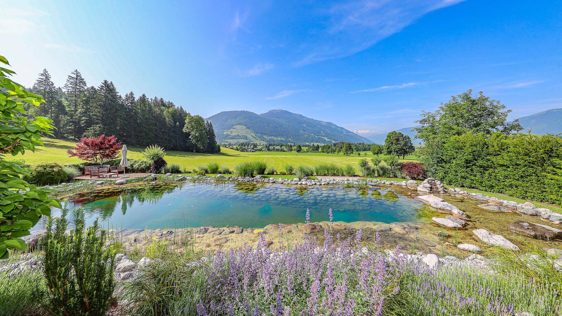 KITZIMMO-Exklusive Villa mit Schwimmteich in Toplage kaufen - Immobilien Saalfelden Salzburg.