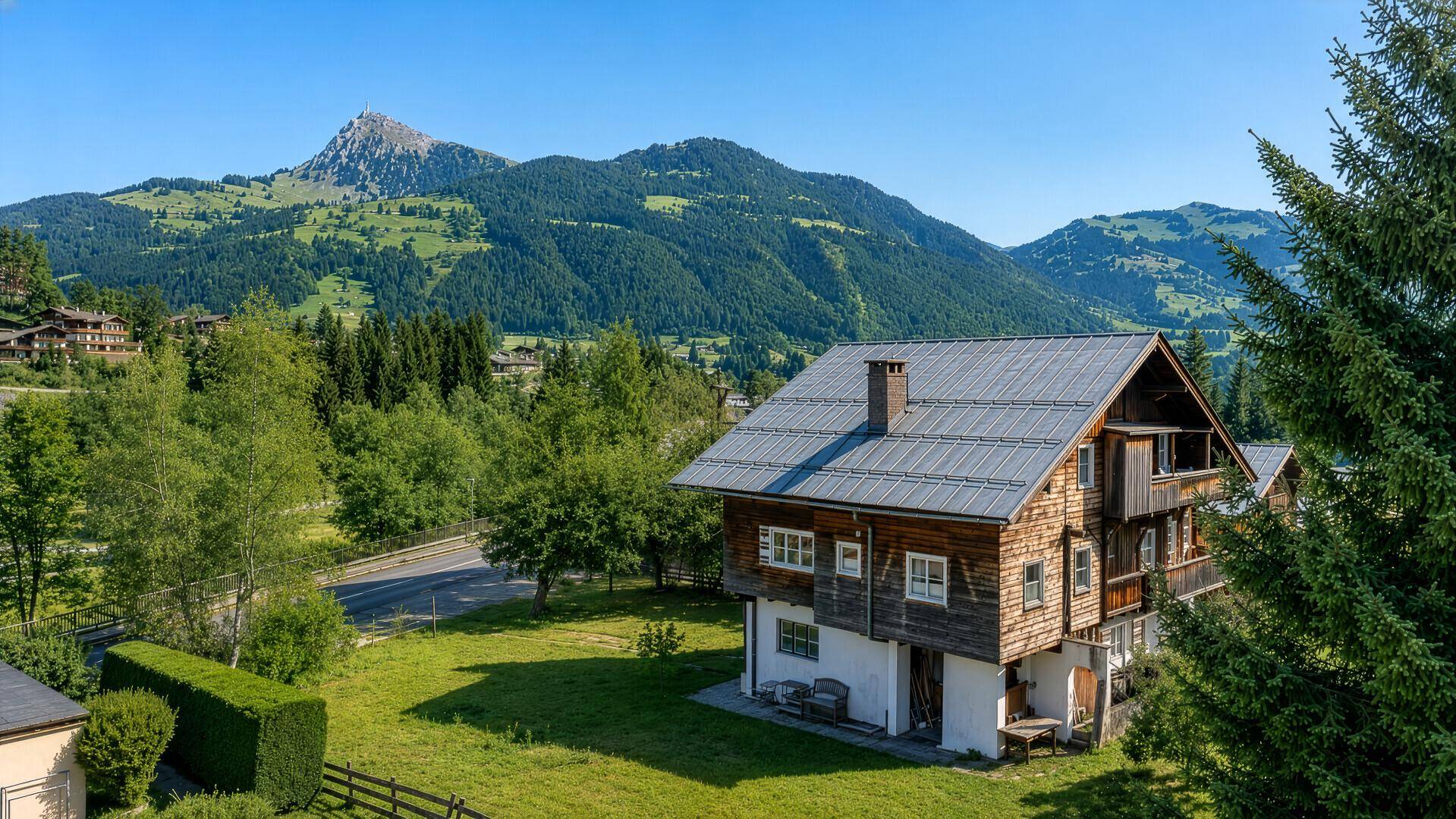 Freistehendes Chalet in idyllischer Berglandschaft mit weiten Grünflächen und Panoramablick.