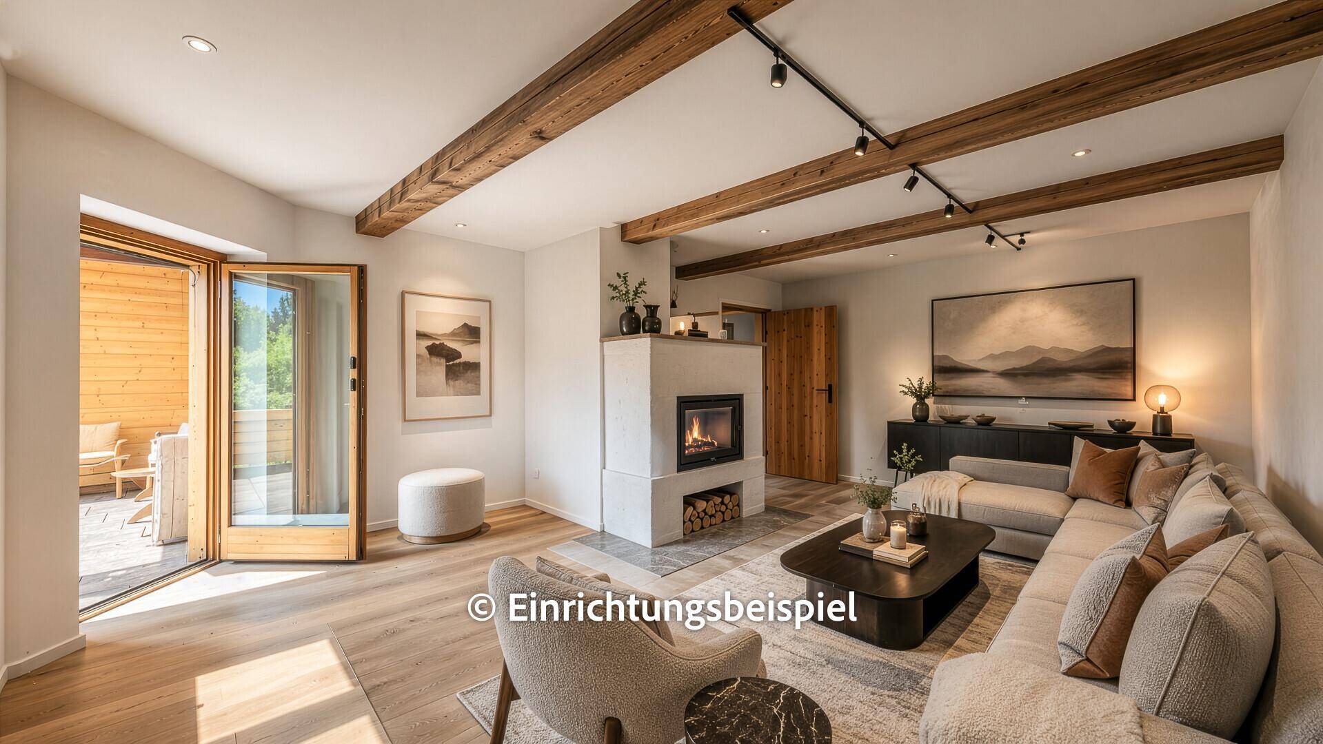 Gemütliches Wohnzimmer mit modernem Kamin, Holzbalken und großen Falttüren zum Außenbereich.