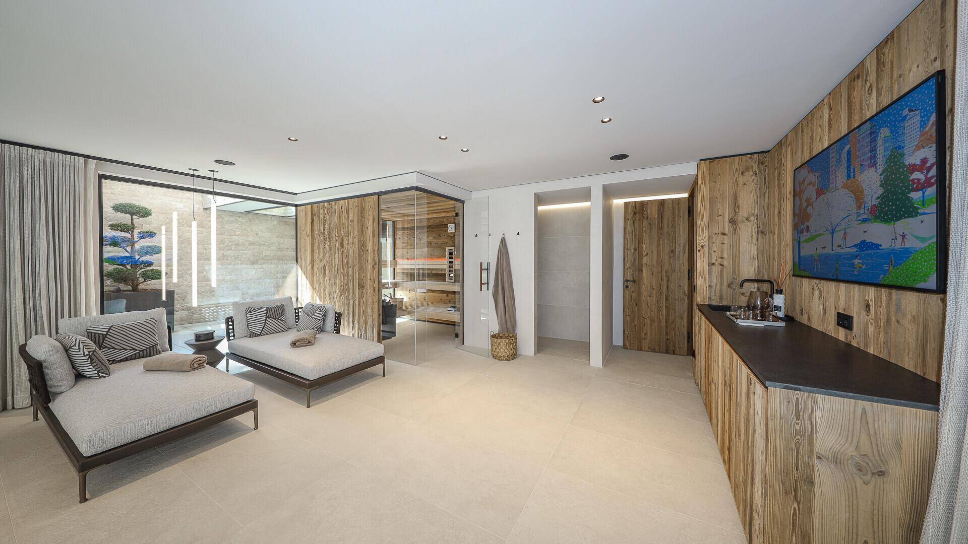 Moderner Wellnessbereich mit Sauna, Liegeflächen und Holzakzenten für Entspannung.