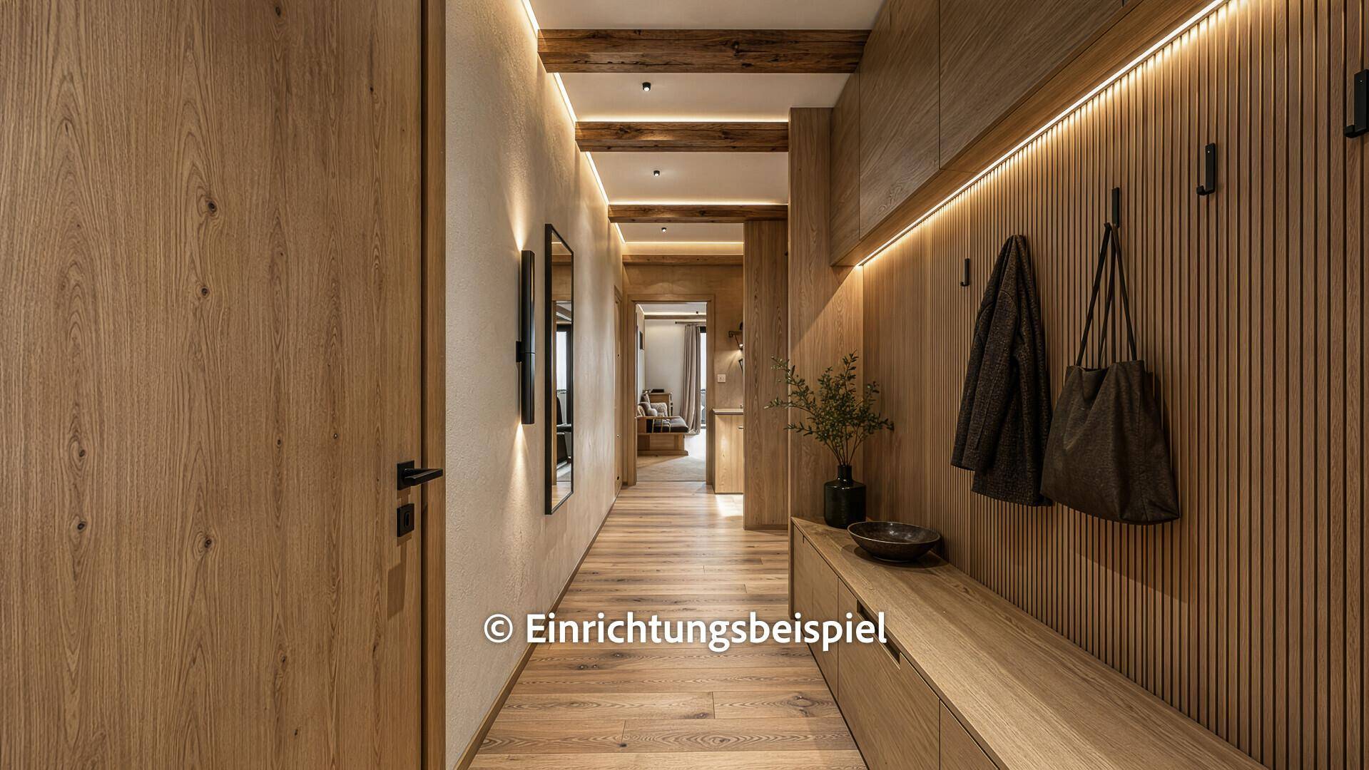 Heller und moderner Flur mit Holzboden, Wandverkleidung und integrierter Beleuchtung.
