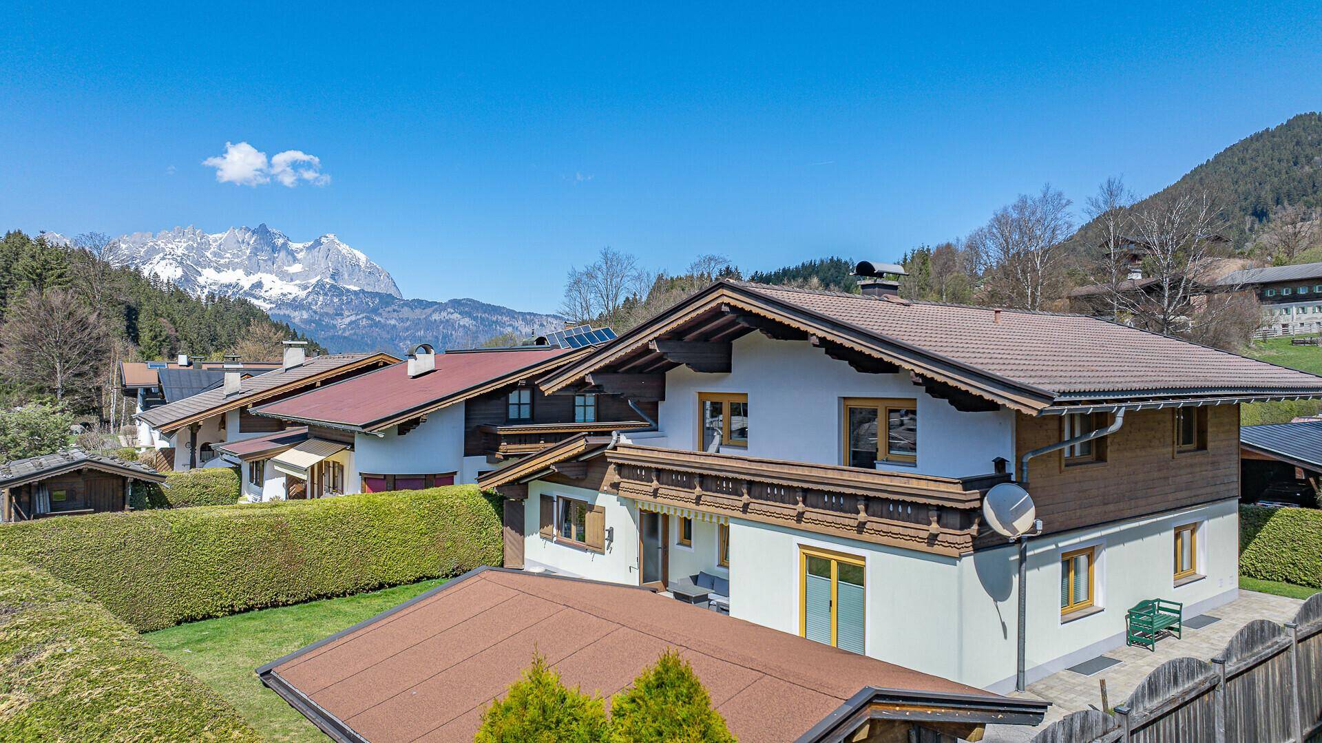 Alpenländisches Haus mit Satteldach und weitem Blick auf die umliegende Berglandschaft.