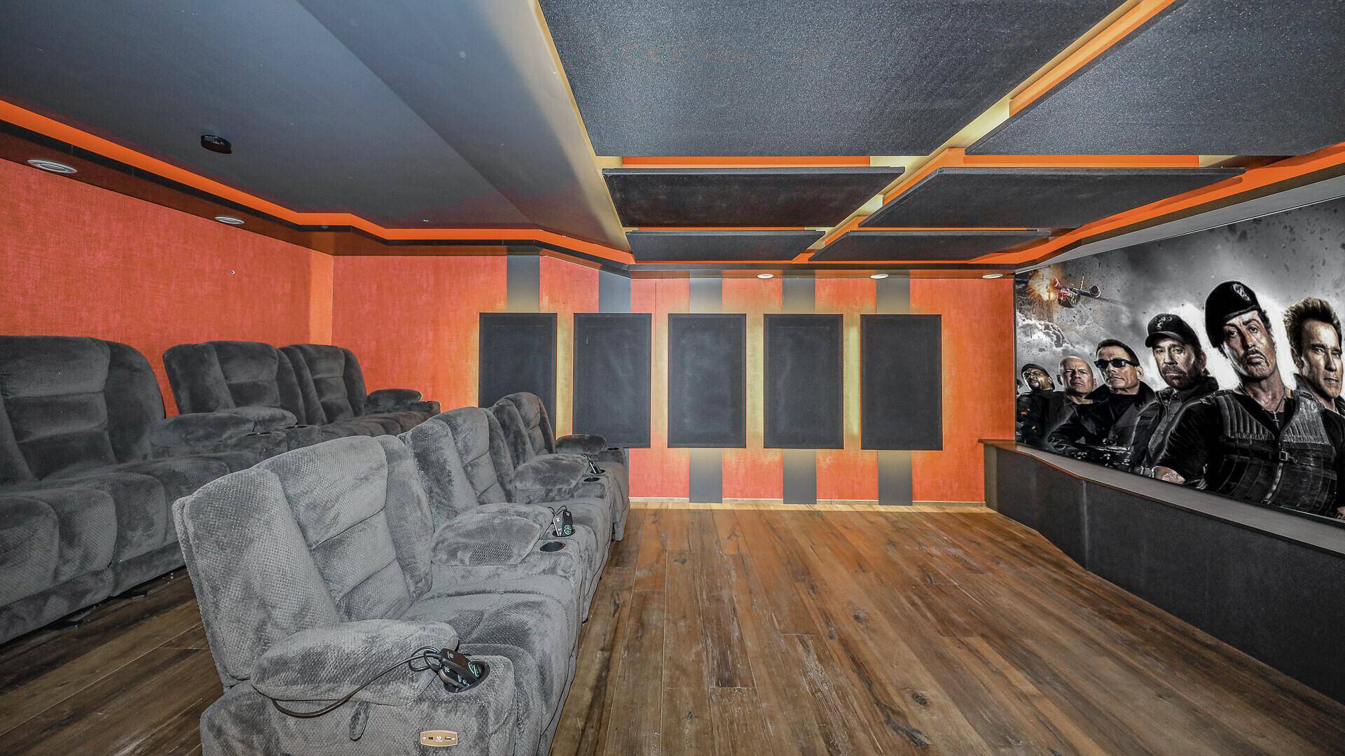 Privater Kinoraum mit bequemen Recliner-Sitzen und großer Leinwand für Filmerlebnisse.