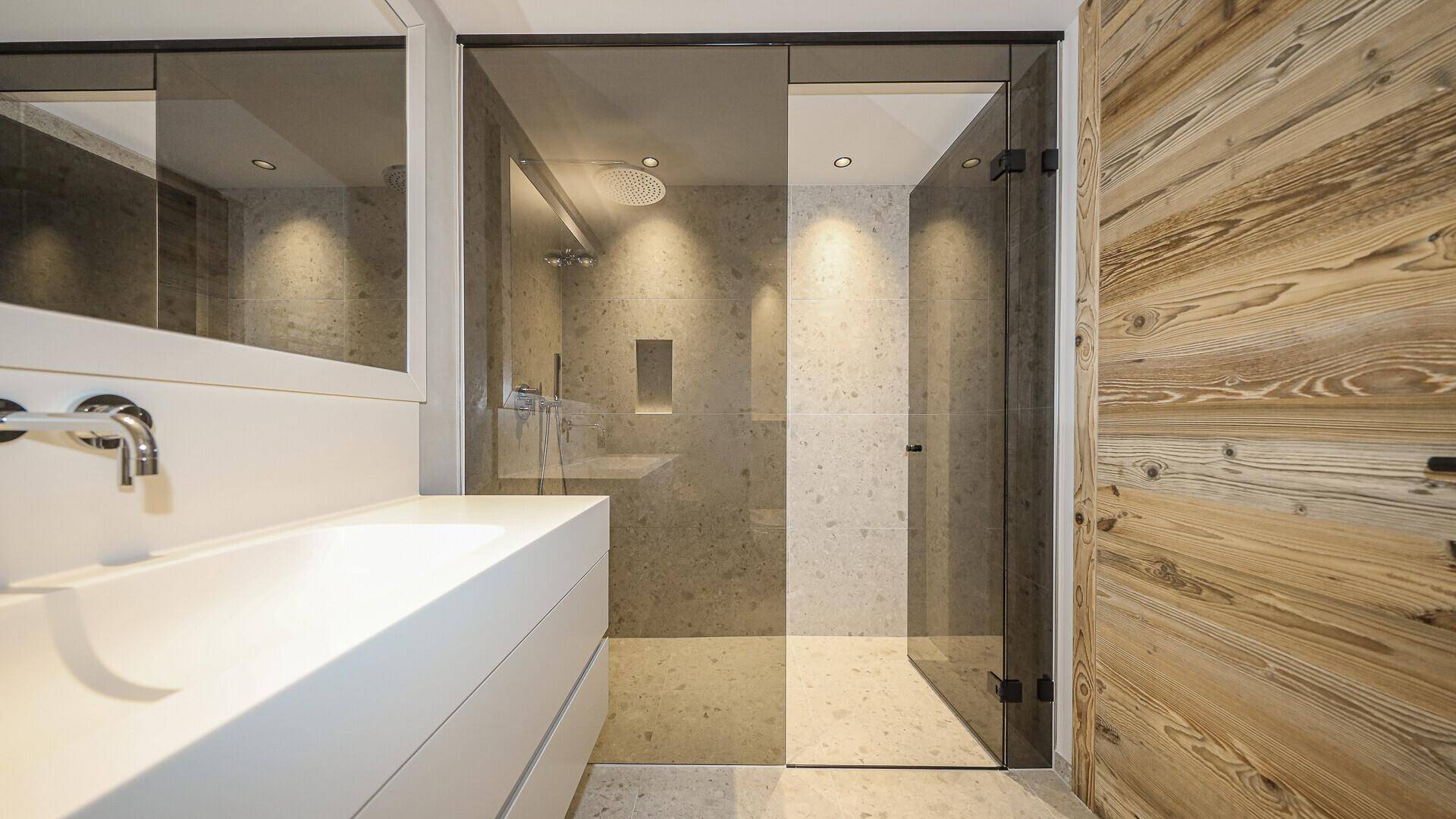 Modernes Badezimmer mit großer begehbarer Dusche und Einzelwaschbecken.