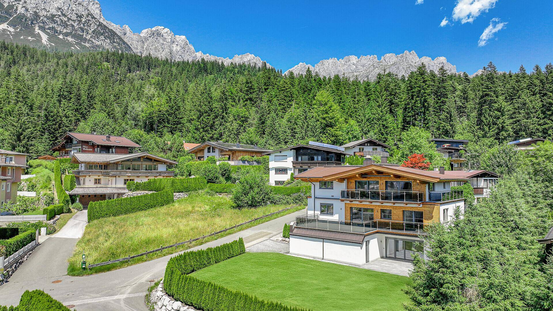 Attraktives Haus in alpiner Umgebung mit gepflegtem Garten und Bergblick.