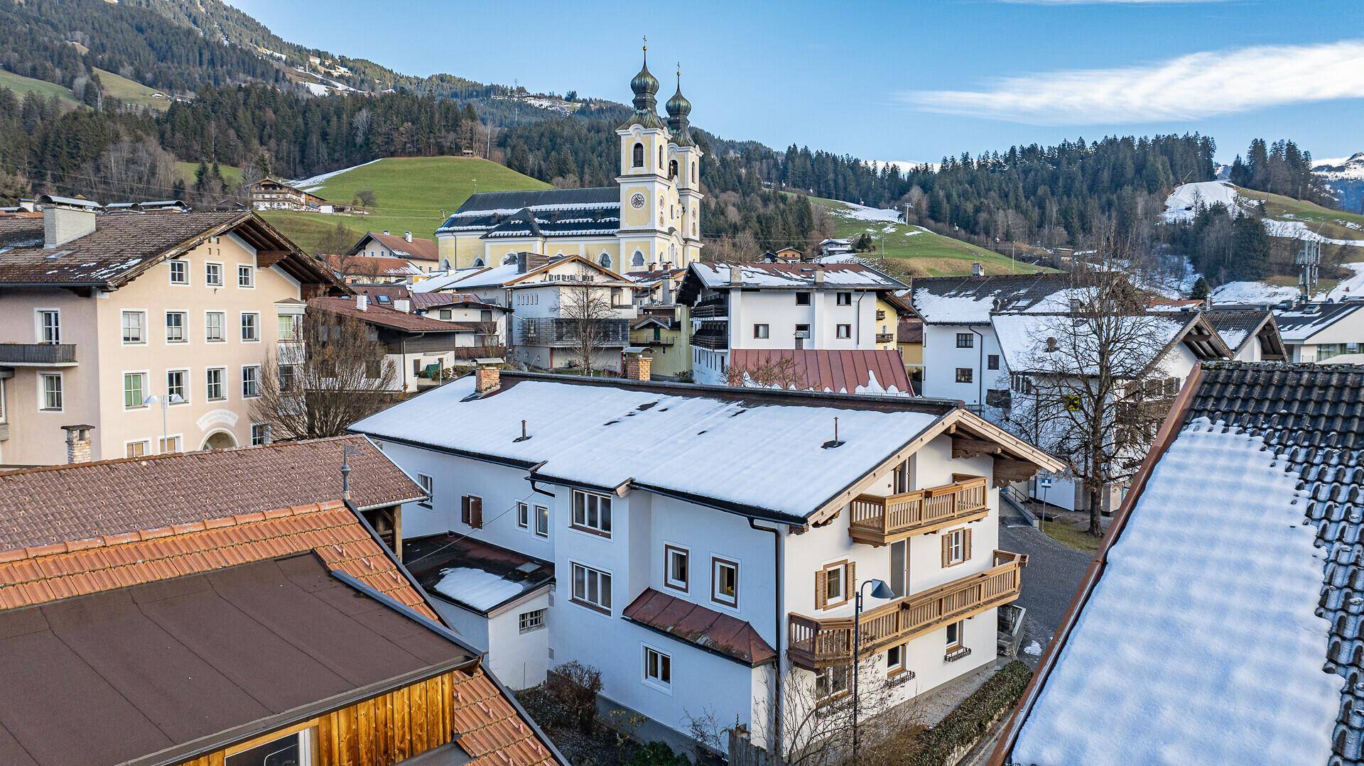 Luftaufnahme des Gebäudes mit traditioneller Architektur und verschneiter Umgebung.