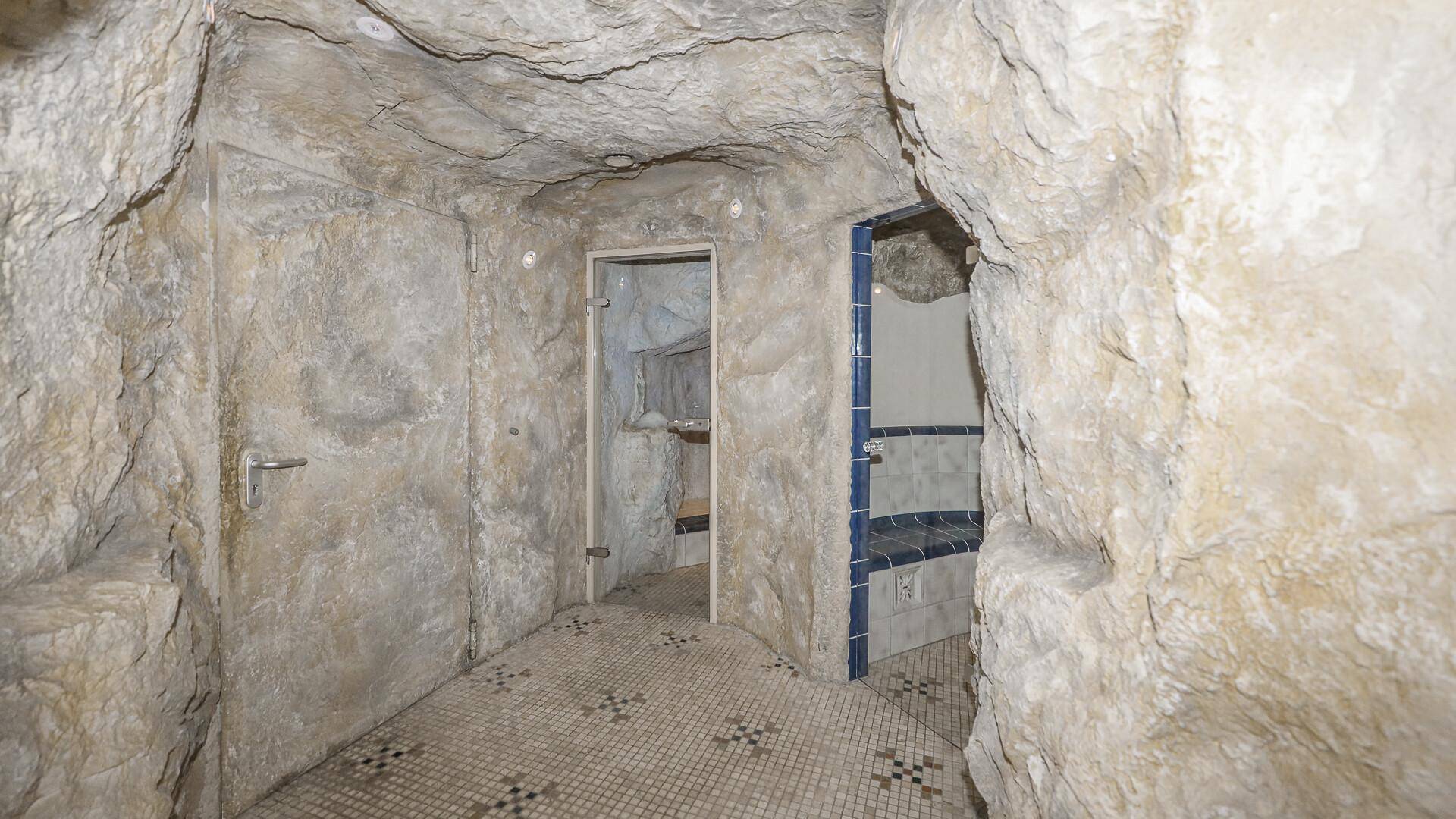 Einzigartiger Wellnessbereich im Höhlenstil mit Sauna und Dampfbad.