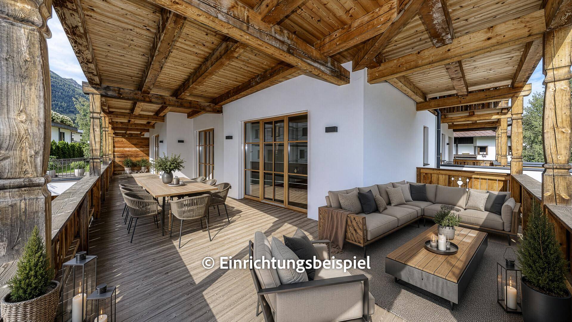 Großer möblierter Holzbalkon mit Essbereich und Lounge-Möbeln.