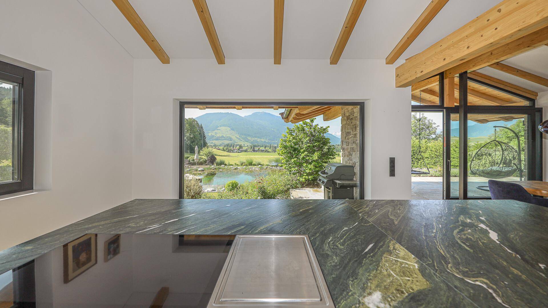 KITZIMMO-Exklusive Villa mit Schwimmteich in Toplage kaufen - Immobilien Saalfelden Salzburg.