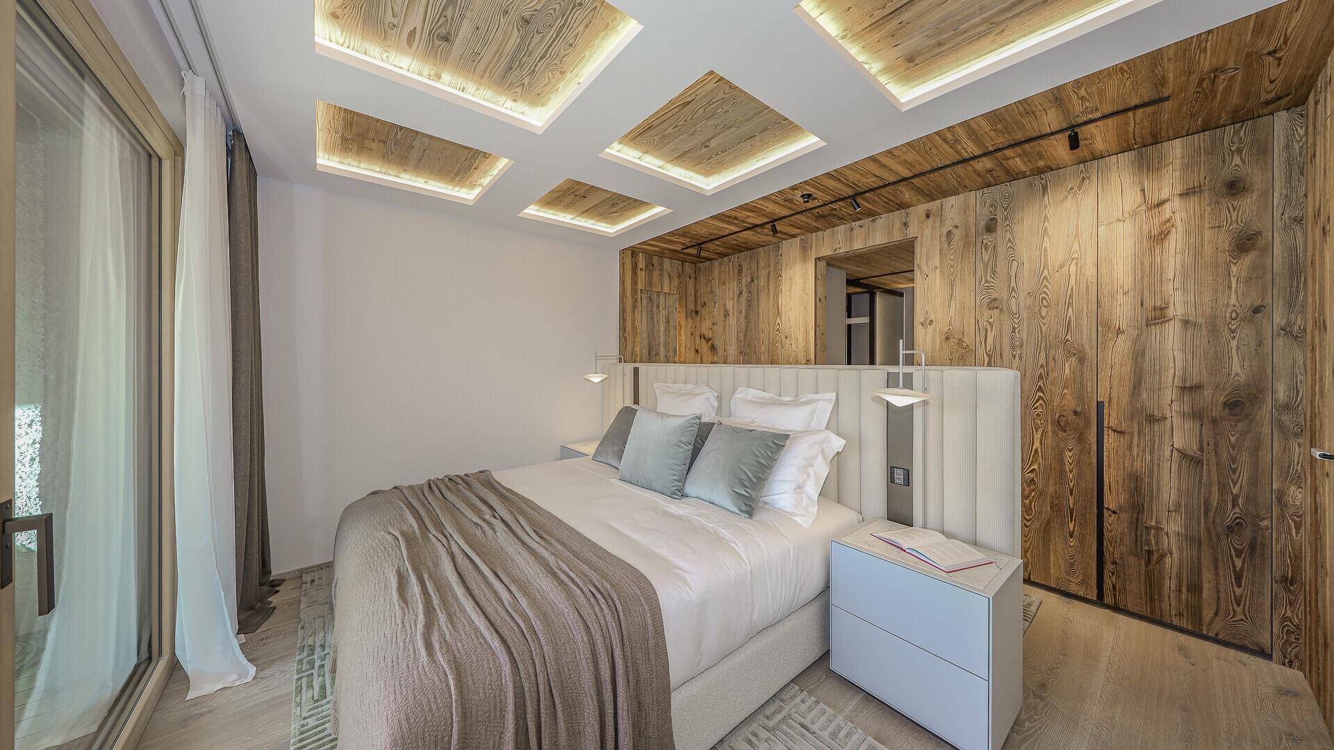 Elegantes Schlafzimmer mit Holzwänden, Einbauschränken und Zugang zu einem Balkon.