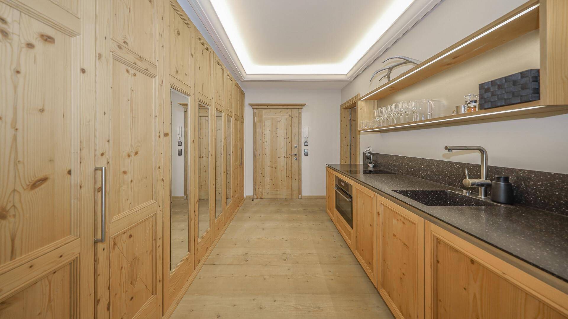 Funktionale Küchenzeile mit viel Stauraum in Holzoptik und moderner Ausstattung.