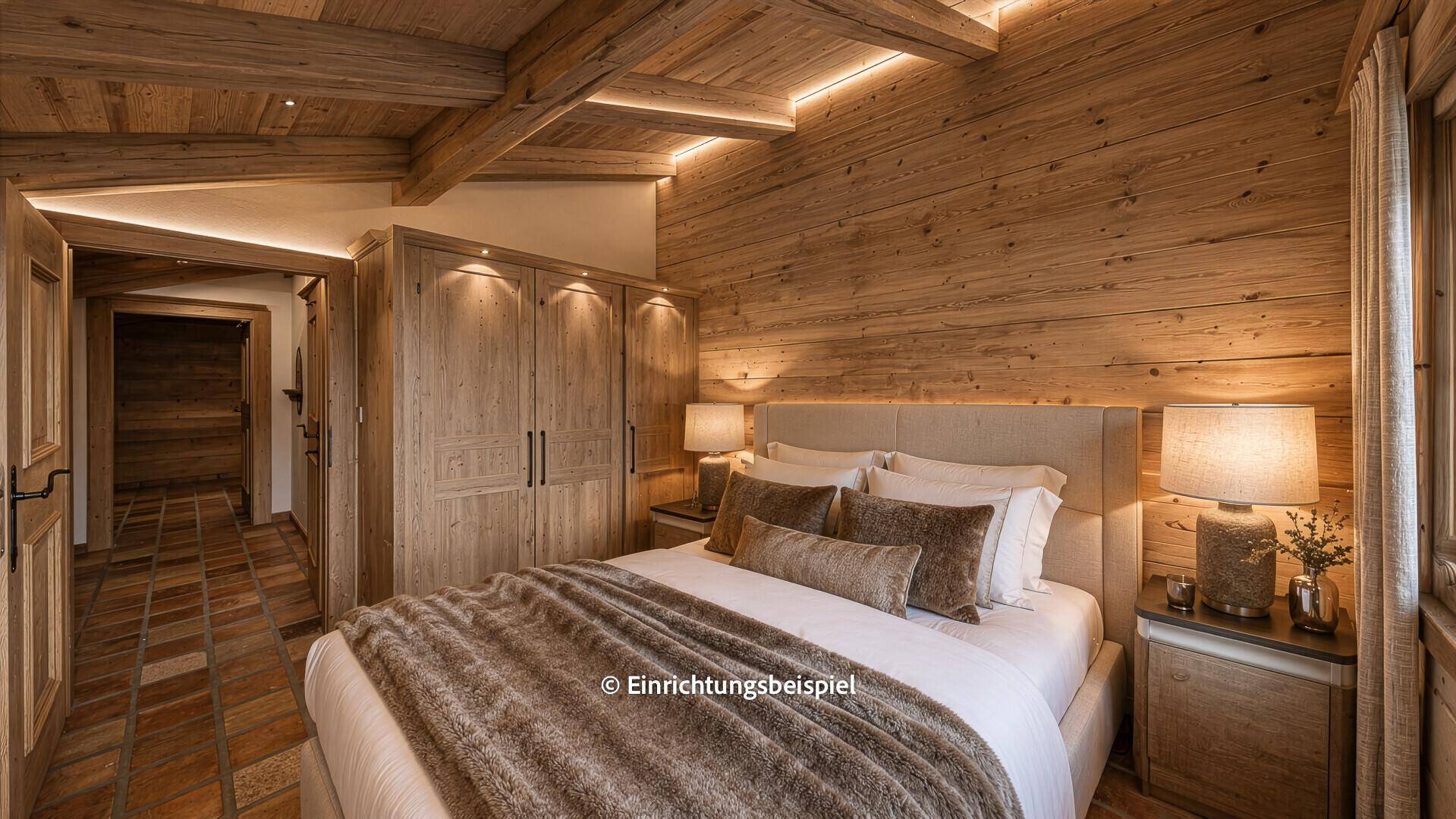 Modernisiertes Schlafzimmer im alpinen Stil mit Holzvertäfelung, Doppelbett und indirekter Beleuchtung.
