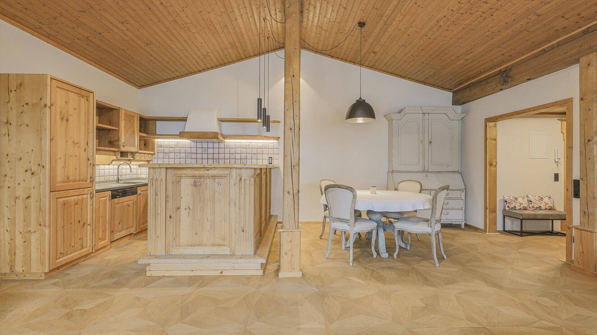 KITZIMMO-Dachgeschosswohnung mit Lift und Tiefgarage im Zentrum - Immobilien Kitzbühel.