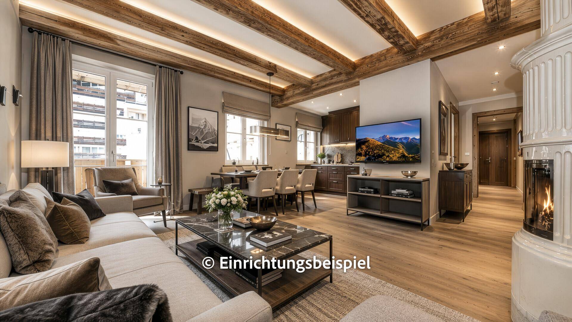 Moderner offener Wohn- und Essbereich mit Holzbalken, Kamin und dunkler Küche im alpinen Stil.