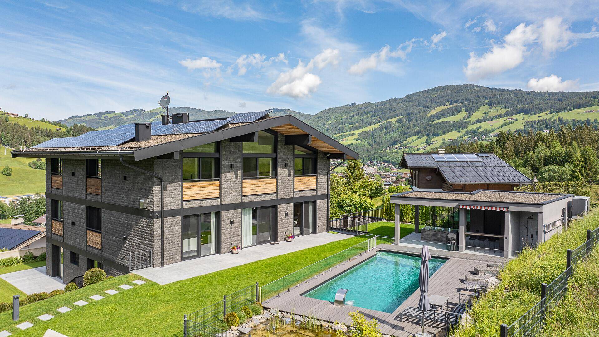 Exklusives Anwesen mit Pool, Sonnenterrasse und beeindruckender Bergkulisse.