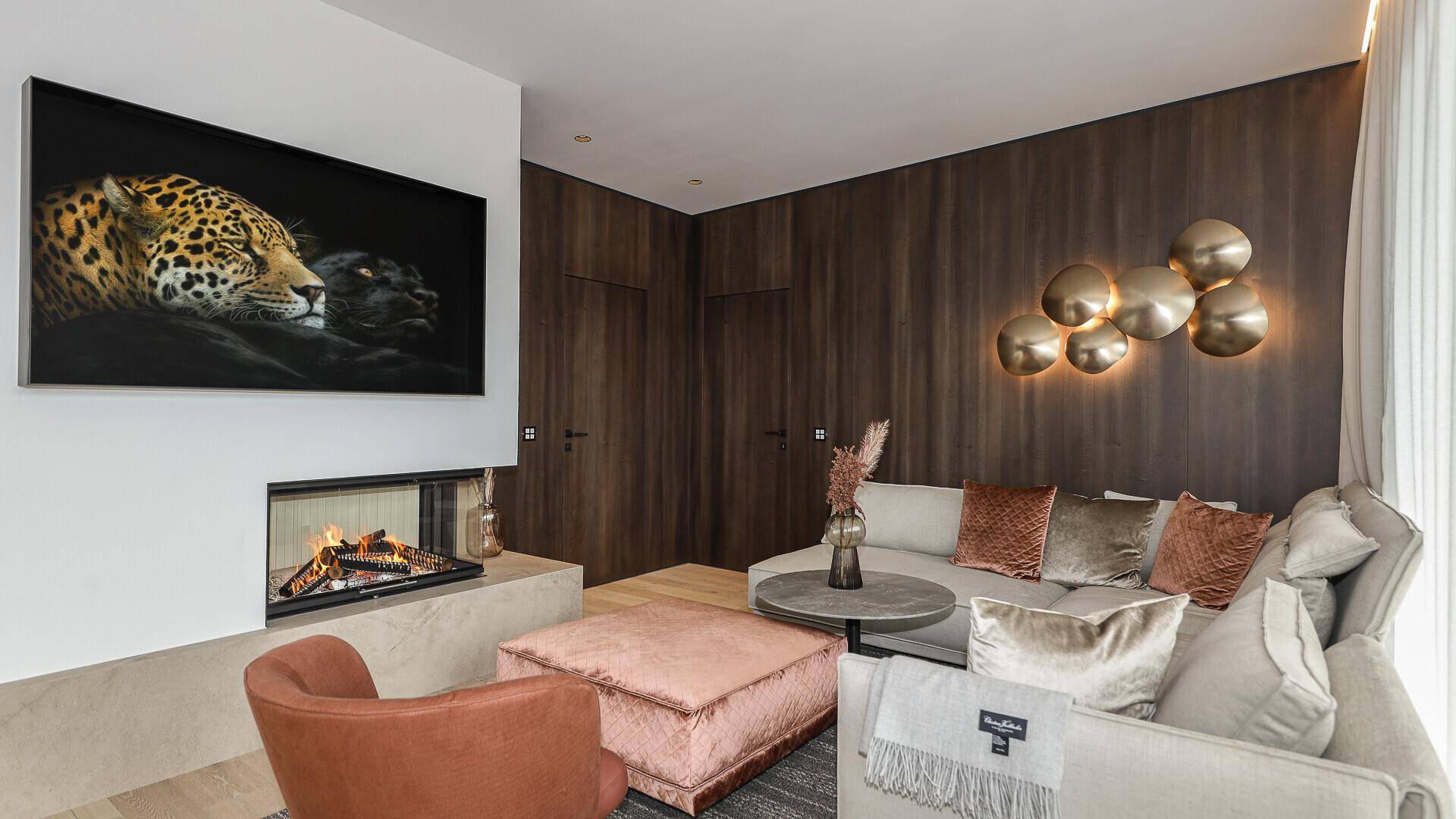 Stilvolles Wohnzimmer mit Kamin, bequemer Sitzecke und einem großen Kunstwerk an der Wand.