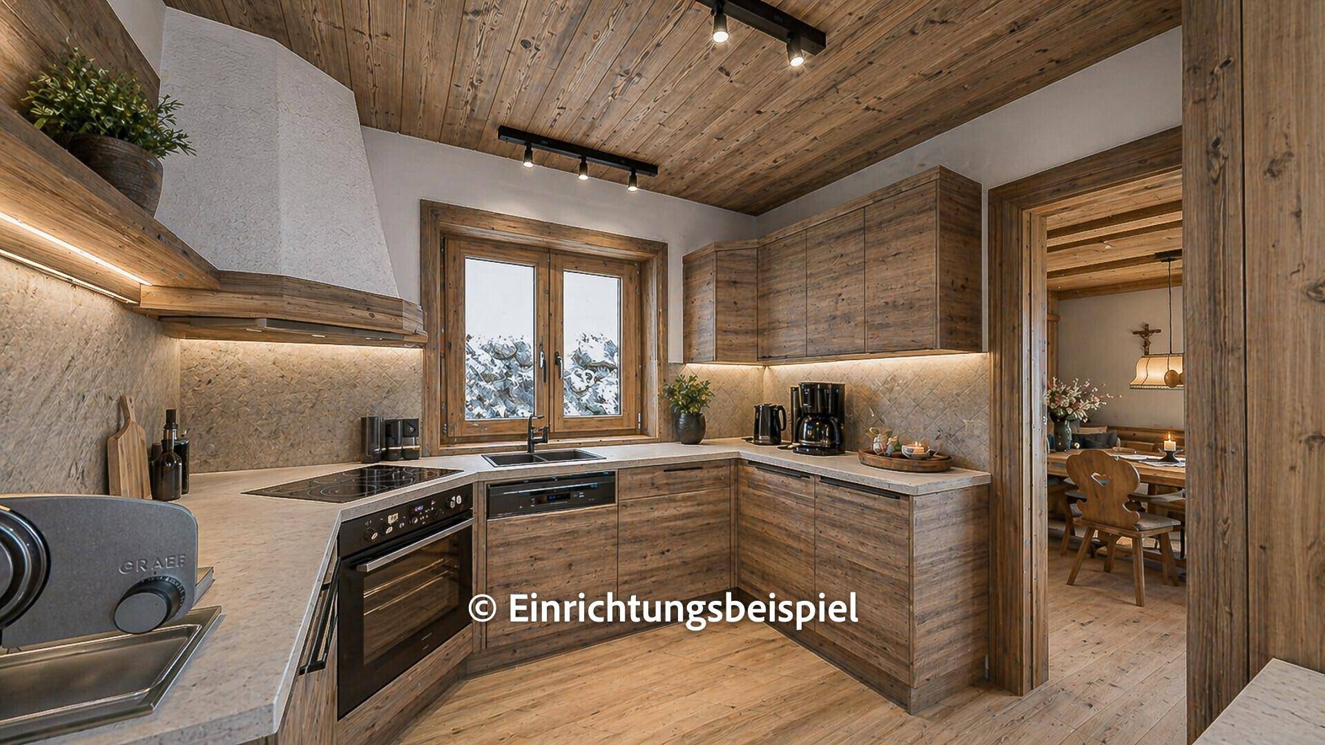 Modernisierte Holzküche mit Einbaugeräten, Stein-Arbeitsplatten und indirekter Beleuchtung.