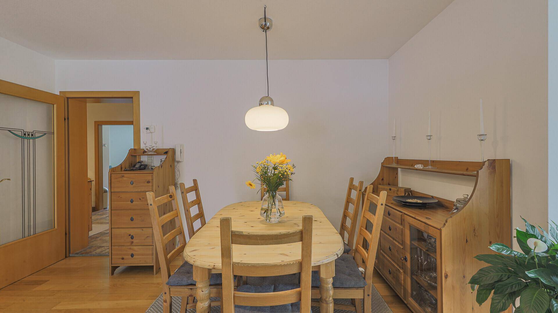 Traditioneller Essbereich mit rustikalen Holzmöbeln und Holzboden.