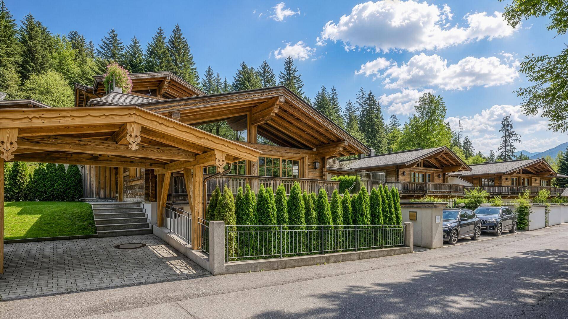 Attraktives Holzchalet mit Carport und gepflegter Außenanlage in sonniger Berglage.