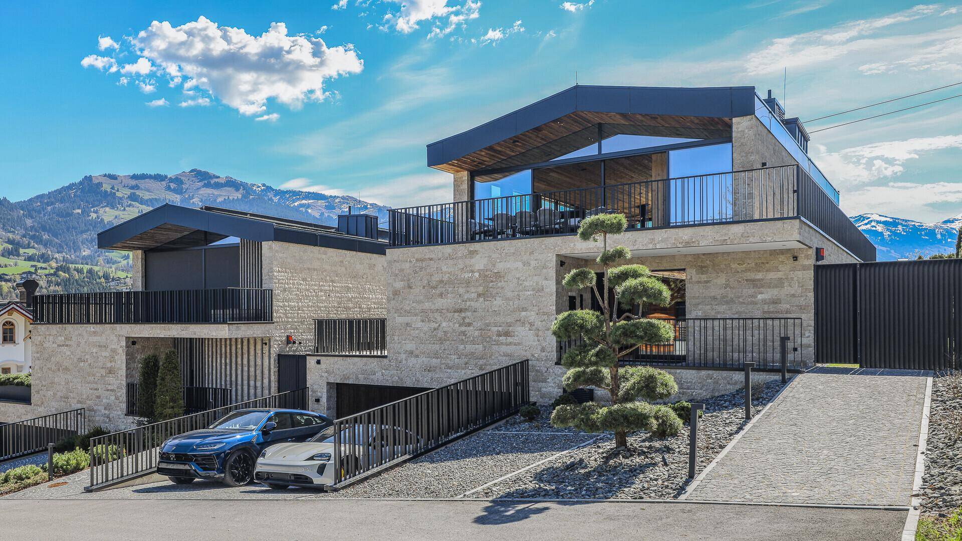 Exklusive moderne Villa mit Bergblick, großzügiger Auffahrt und integrierter Garage.