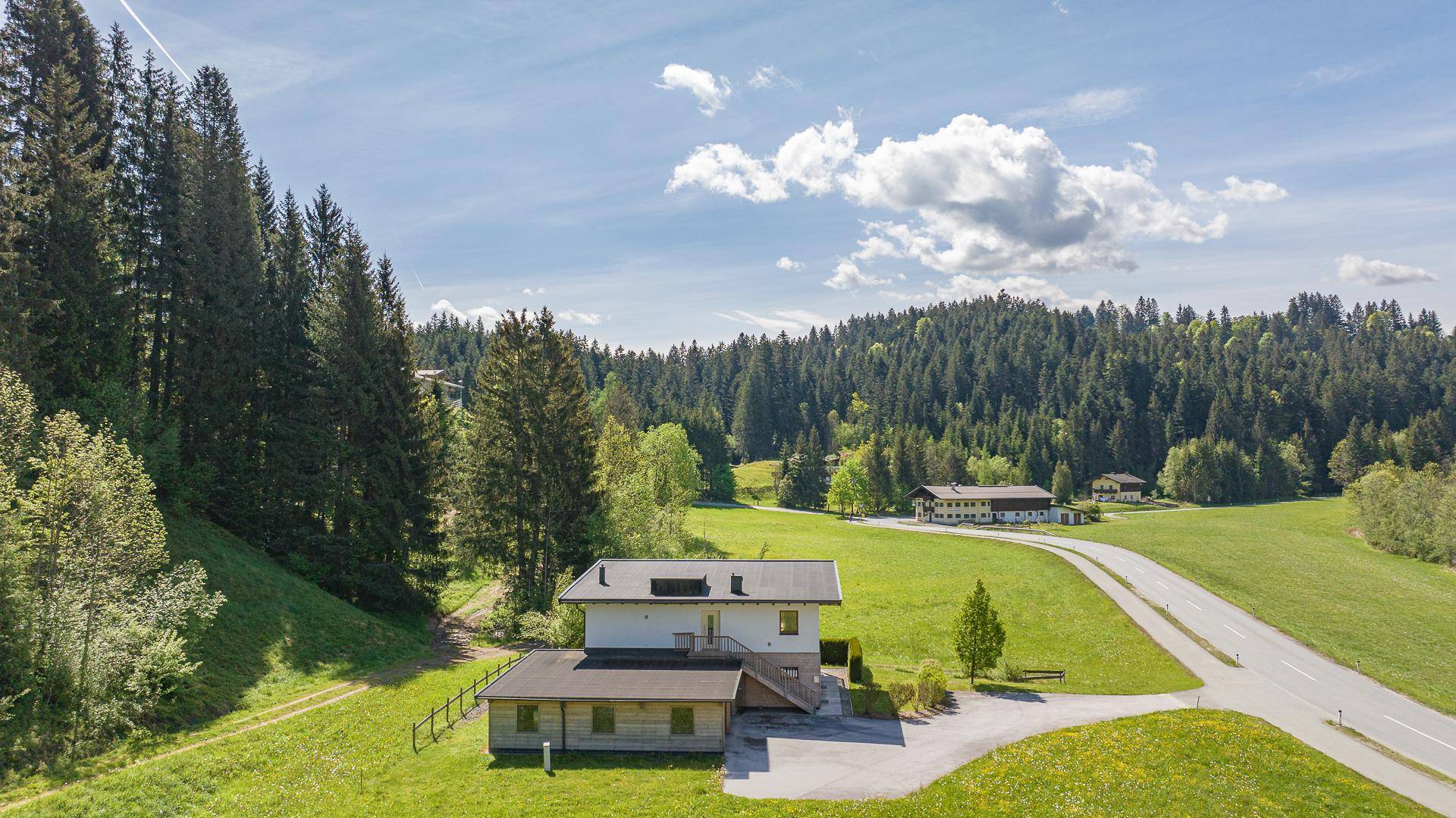 KITZIMMO-Mehrfamilienhaus in Alleinlage kaufen - Immobilien Oberndorf in Tirol.