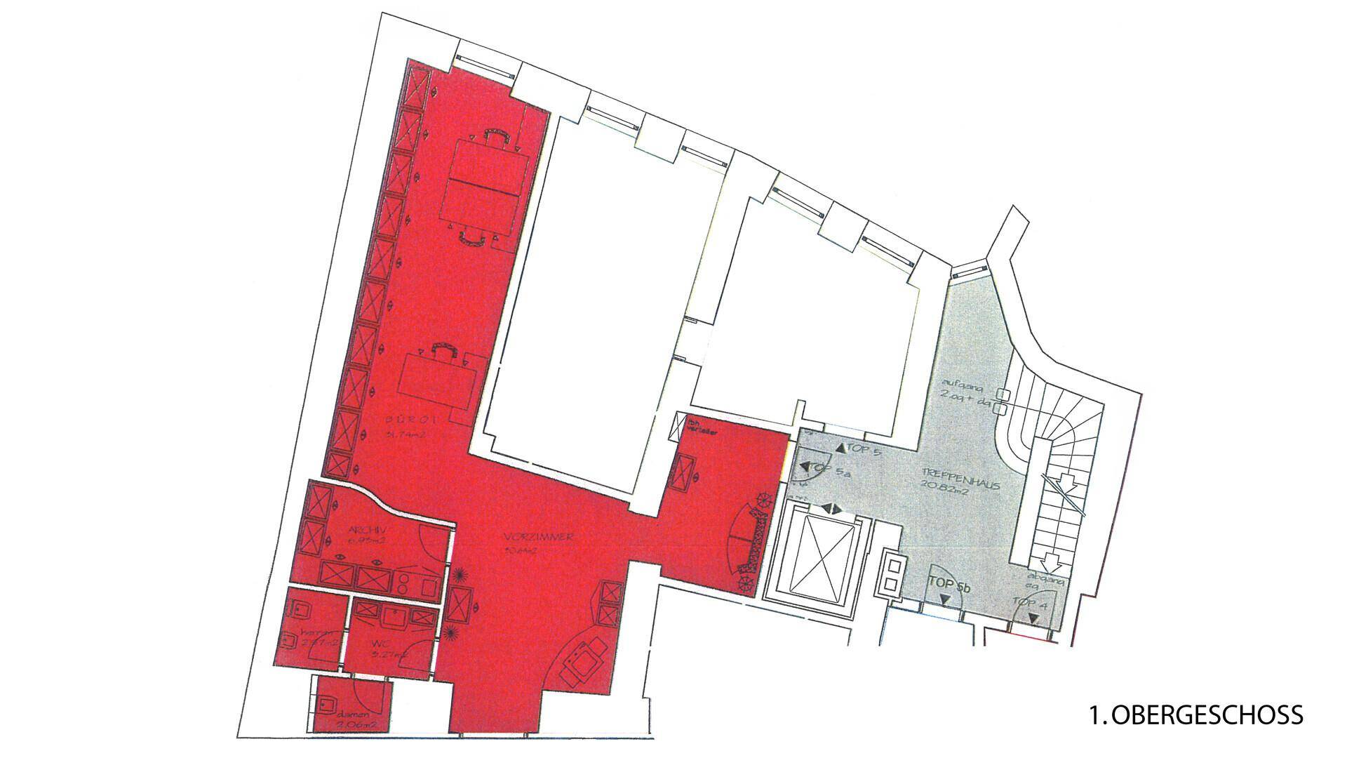 Grundriss des ersten Obergeschosses mit rot markierten Bereichen und Treppenhaus.