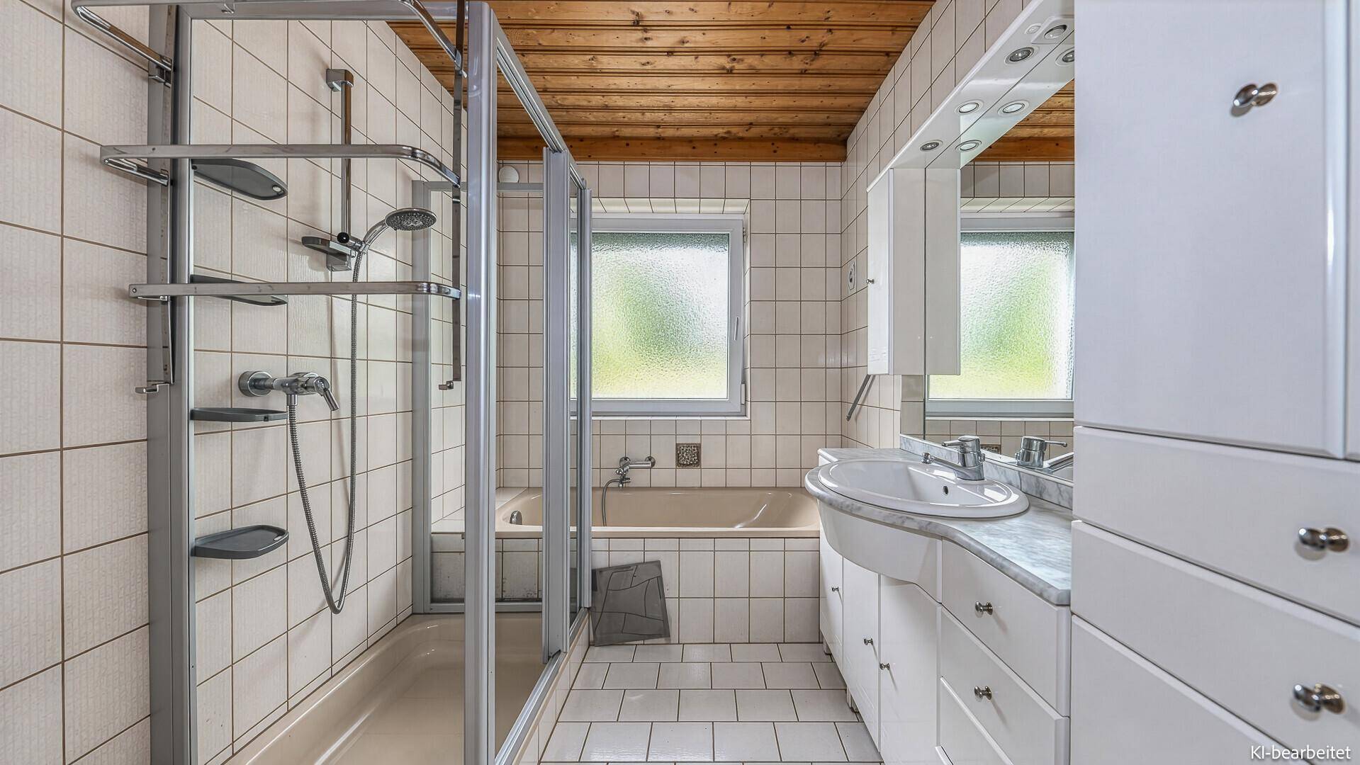 Traditionelles Badezimmer mit weißen Fliesen, Dusche, Badewanne und Holzdecke, funktional.