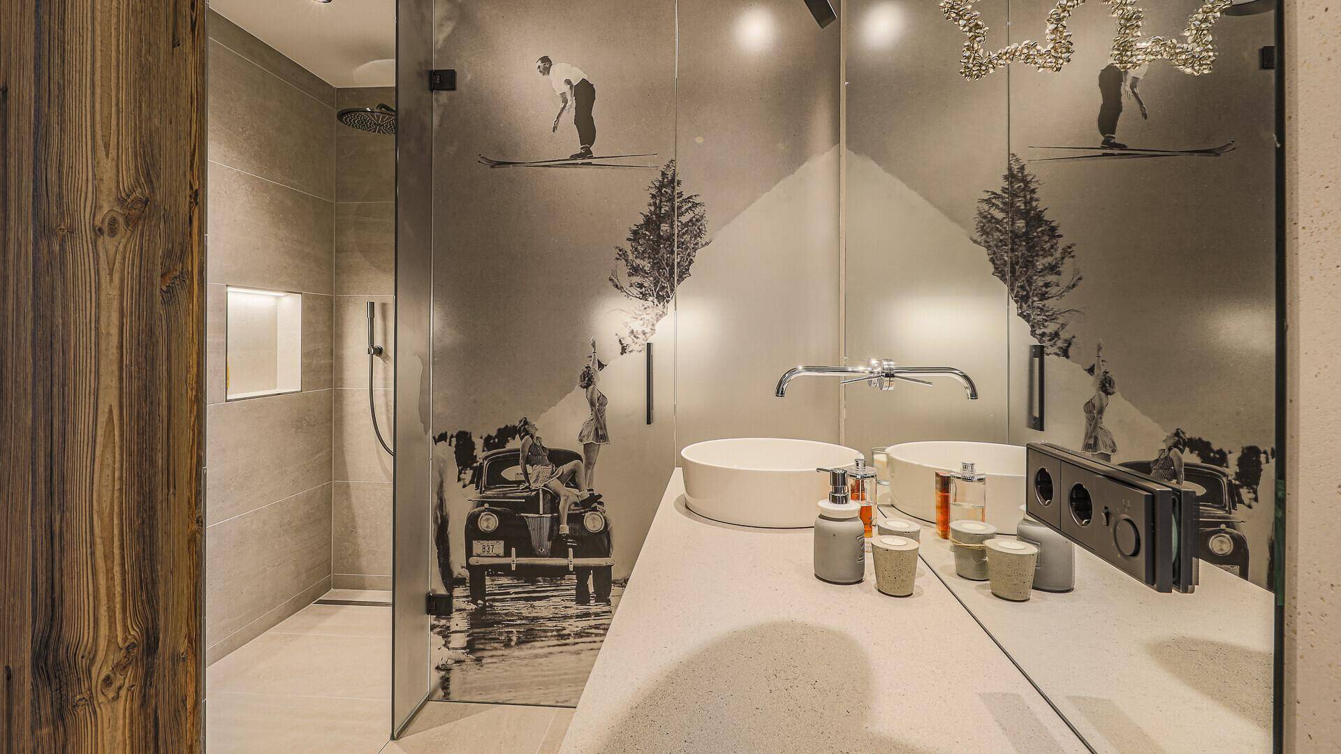 Modernes Badezimmer mit Doppelwaschbecken, großer Spiegelfläche und begehbarer Dusche.
