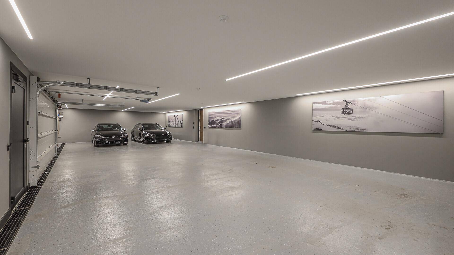 Geräumige Tiefgarage mit moderner Beleuchtung und Platz für mehrere Fahrzeuge.
