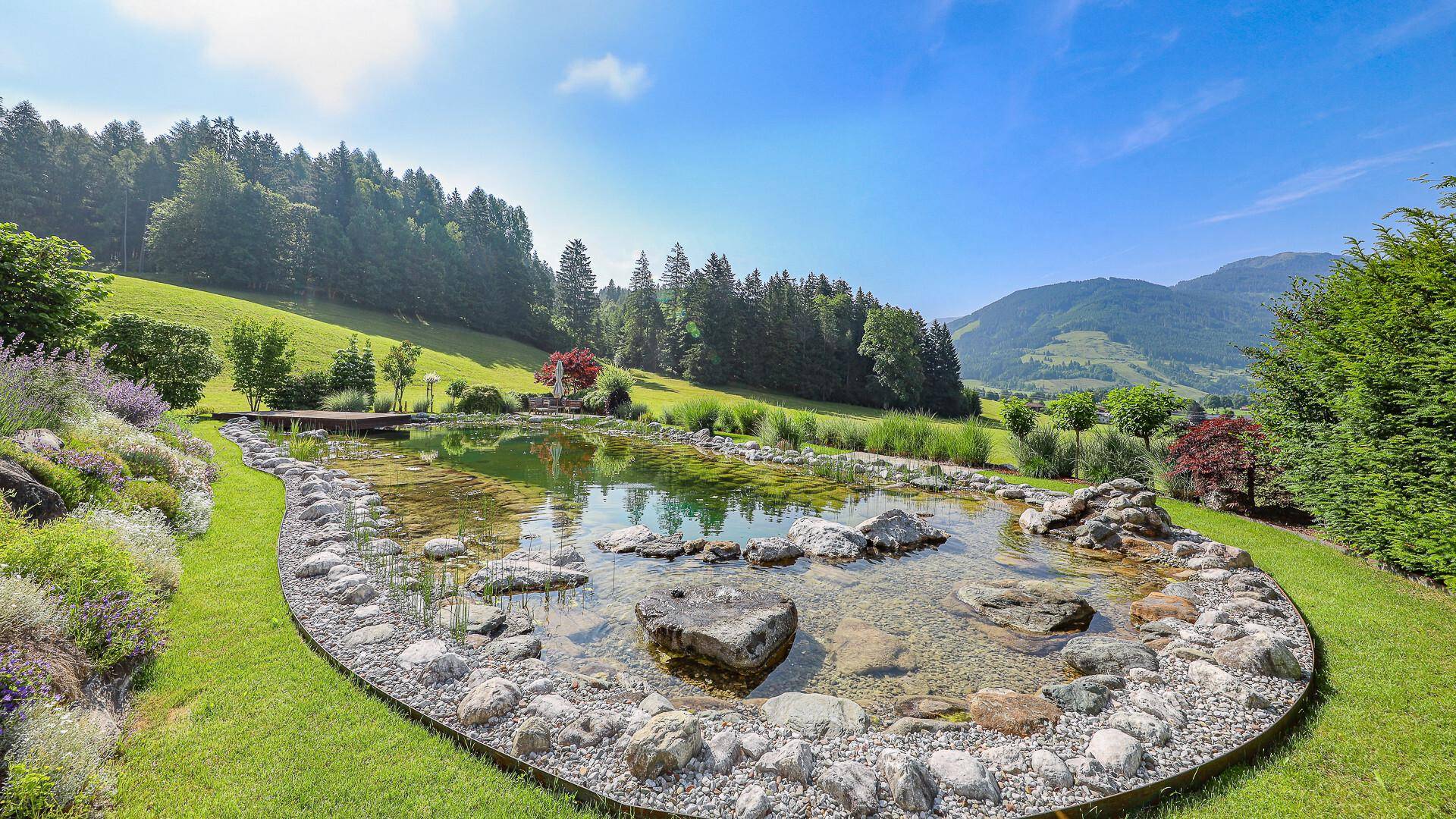 KITZIMMO-Exklusive Villa mit Schwimmteich in Toplage kaufen - Immobilien Saalfelden Salzburg.
